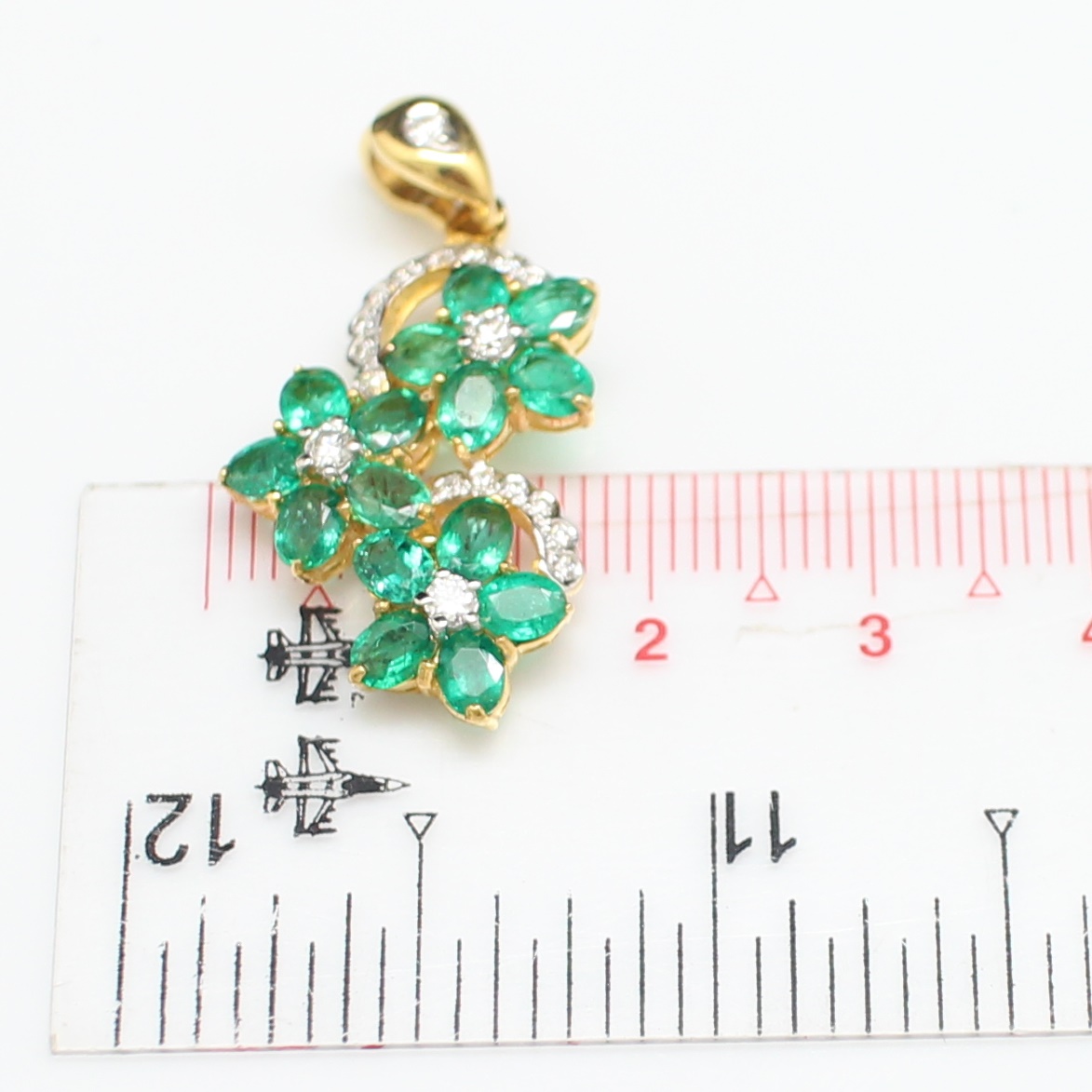 PD25074 จี้มรกตดอกไม้ประดับเพชร เพชรแท้ 0.31 กะรัต ทองแท้ 18k นน.รวม 4.4 กรัม มีใบเซอร์ IGL