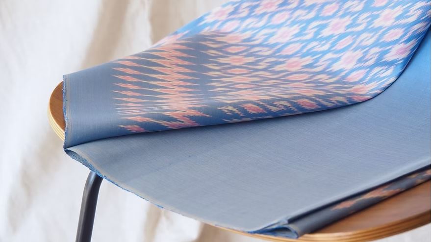 (ผ้าชุด) ผ้าไหมมัดหมี่ไหมแท้ (ผ้าลาย2หลา+สีพื้น2หลา) พื้นสีฟ้าใส รหัส M2B-CT-103092