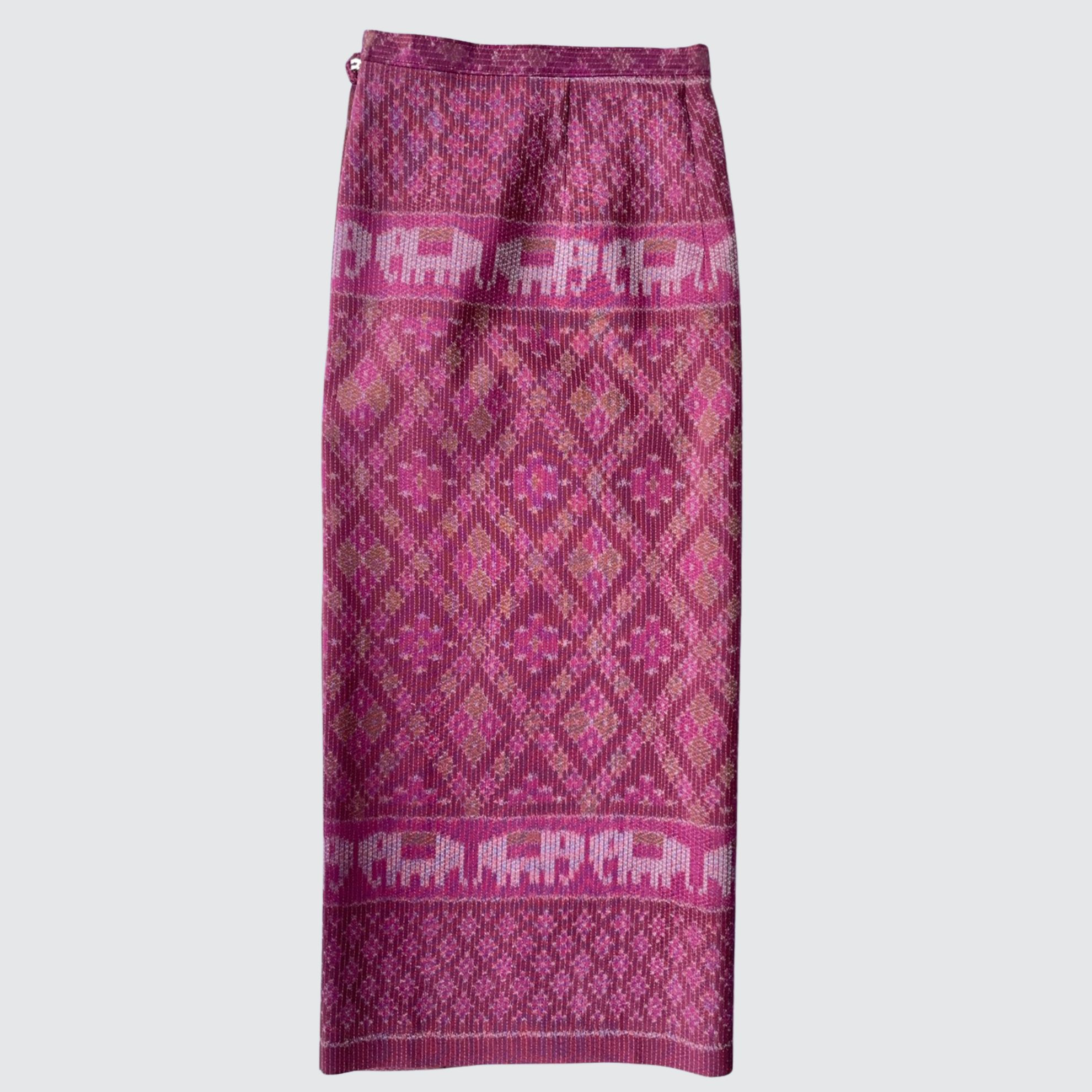 ผ้าถุงป้าย แบบเลื่อนตะขอตามไซส์ หน้านางข้าง ลายดอกมะเขือ สีชมพู รหัส WM-PTS-100968146