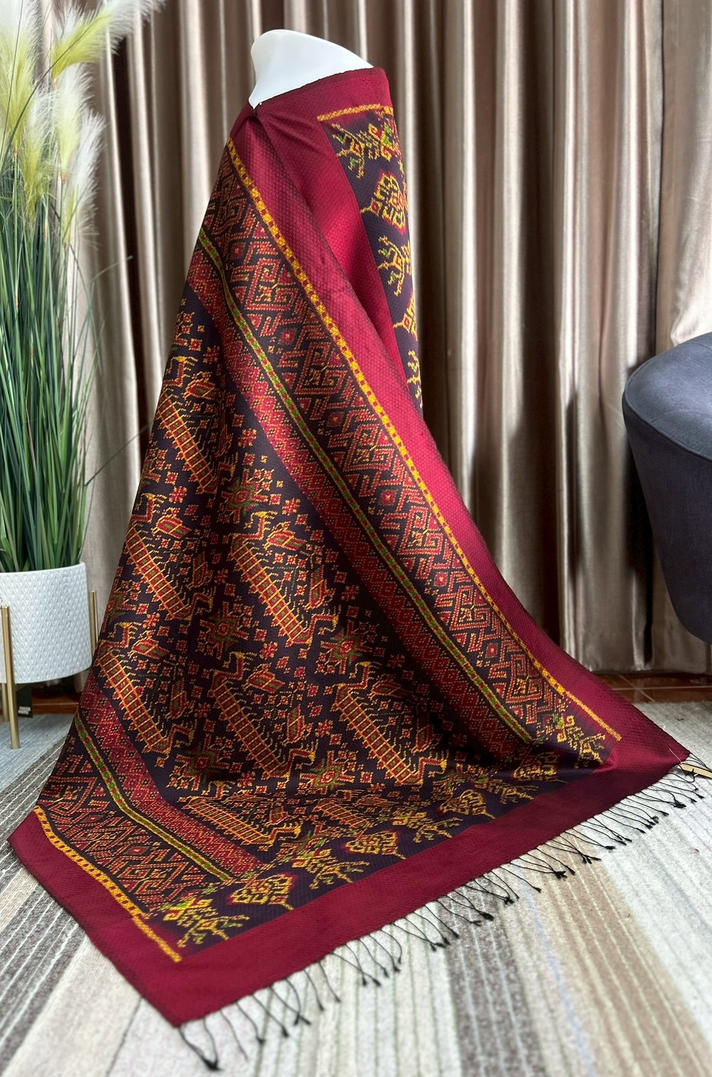 ซิ่น ผ้าไหมมัดหมี่ ทอยกดอกลูกแก้ว ขนาด 1x2เมตร ลายเรือสุพรรณหงส์ พื้นสีแดง รหัส L9A-PK-10066815