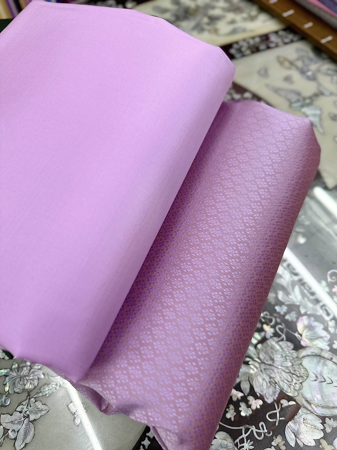 (ผ้าชุด)ไหมสีพื้น ตัดได้1ชุด (ผ้าพื้น 2เมตร+ผ้าซิ่น 2เมตร) เฉดสีม่วงกลีบบัว รหัส BC B6-0319+C-50153