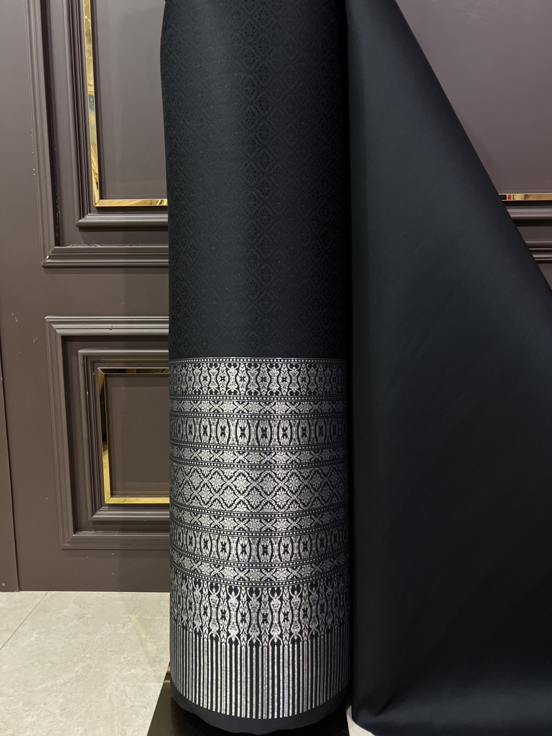 (ผ้าชุด)ผ้าไหมยกดอกลำพูน เกาะเชิงดิ้นเงิน ขนาด 1.02x4.42เมตร ลายแก้วกาหลง พื้นสีดำ รหัส N90-29-1127681