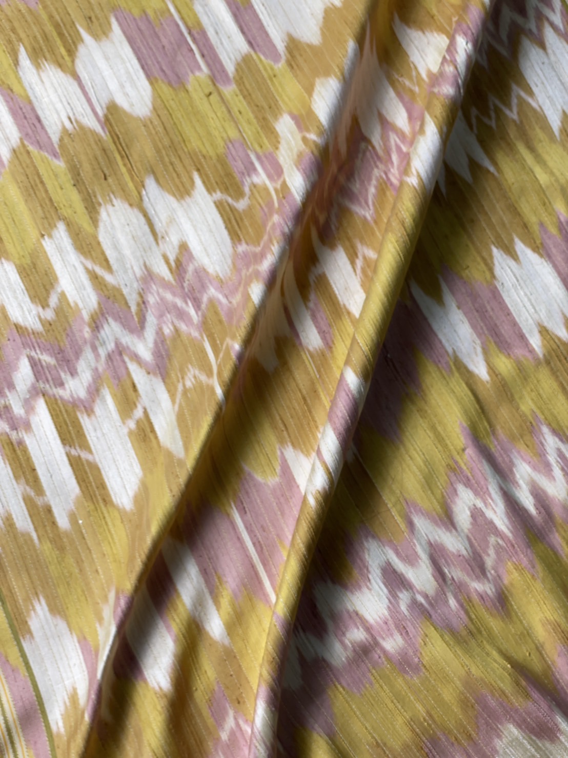 ผ้าไหมลายพิเศษ มัดหมี่เนื้อหนา ไหมแท้ สีธรรมชาติ ลายโมเดิร์นโฮล สีเขียวอมเหลืองแทรกชมพูครีม เลือกตามขนาด รหัส MMFZ-131