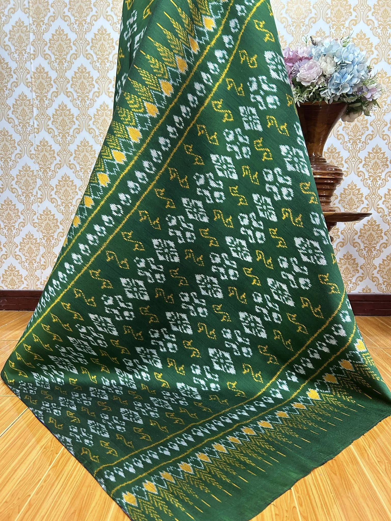 ผ้าไหมมัดหมี่ ไหมแท้ทอมือ 3ตะกอ ขนาด 1x2เมตร พื้นสีเขียว รหัส R2Q-KN-0821682