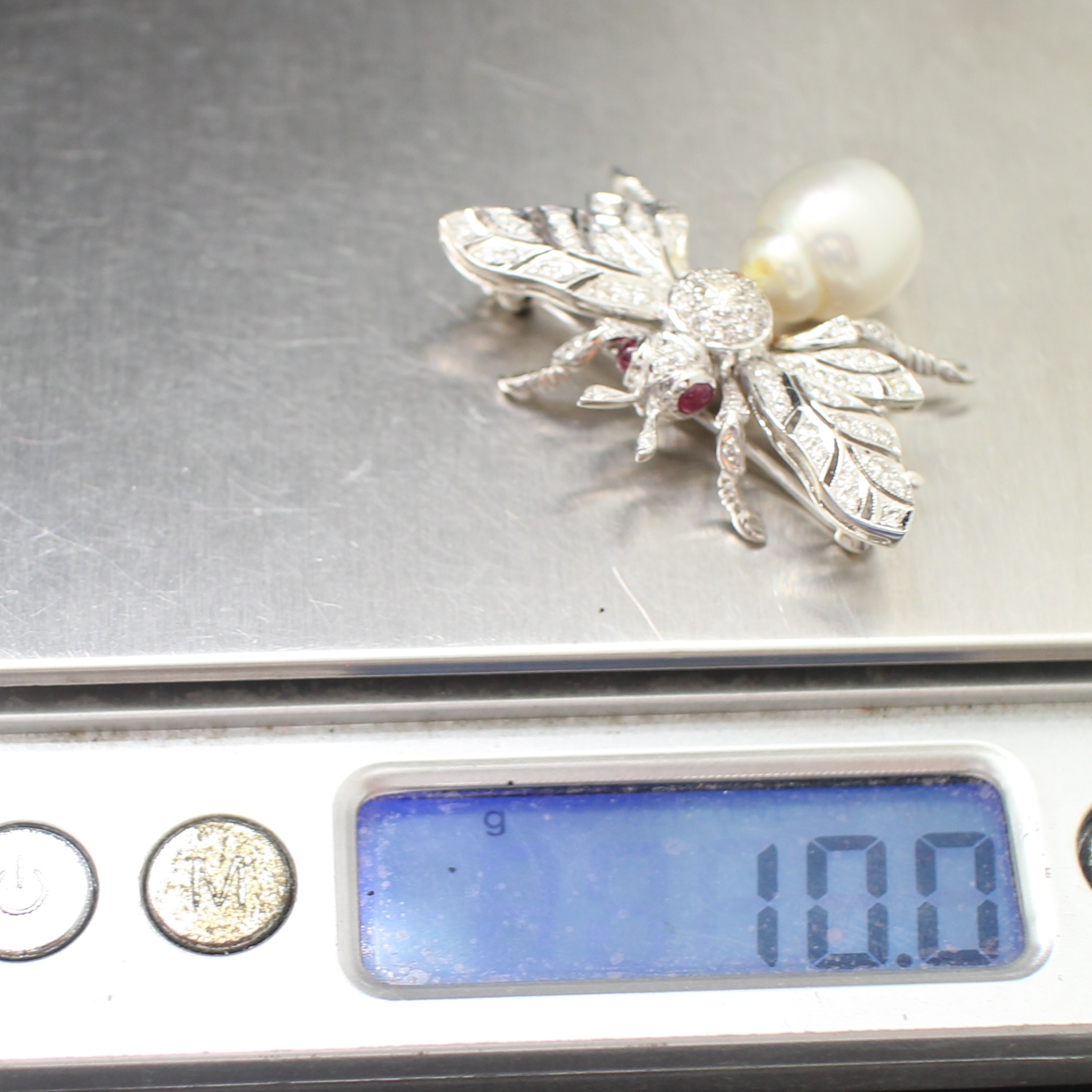 CL25055 เข็มกลัดผึ้งมุก เพชรแท้ 0.70 กะรัต ทองแท้ 18k นน.รวม 10 กรัม