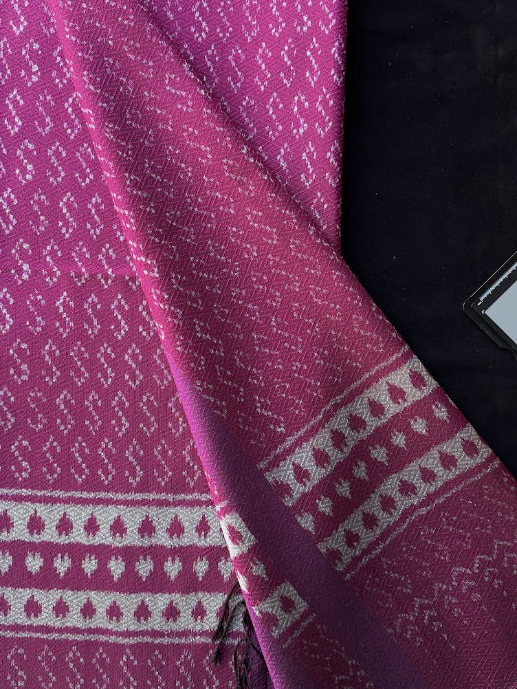 ซิ่น ผ้าไหมมัดหมี่ ทอยกดอก 6ตะกอ ขนาด 1x2 เมตร ลายขอพระราชทาน สีชมพู รหัส PCS-NY-1122689