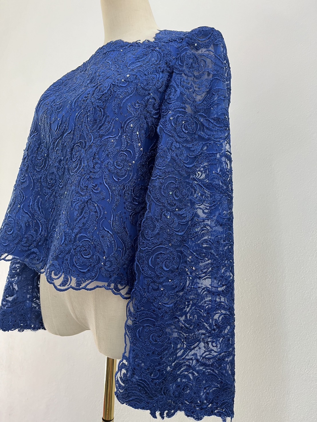 แบบตัด เสื้อผ้าไหมลายลูกไม้ (ไม่รวมผ้า) ตามแบบ chobmai x ARW รหัส CUT-ARW-1110567