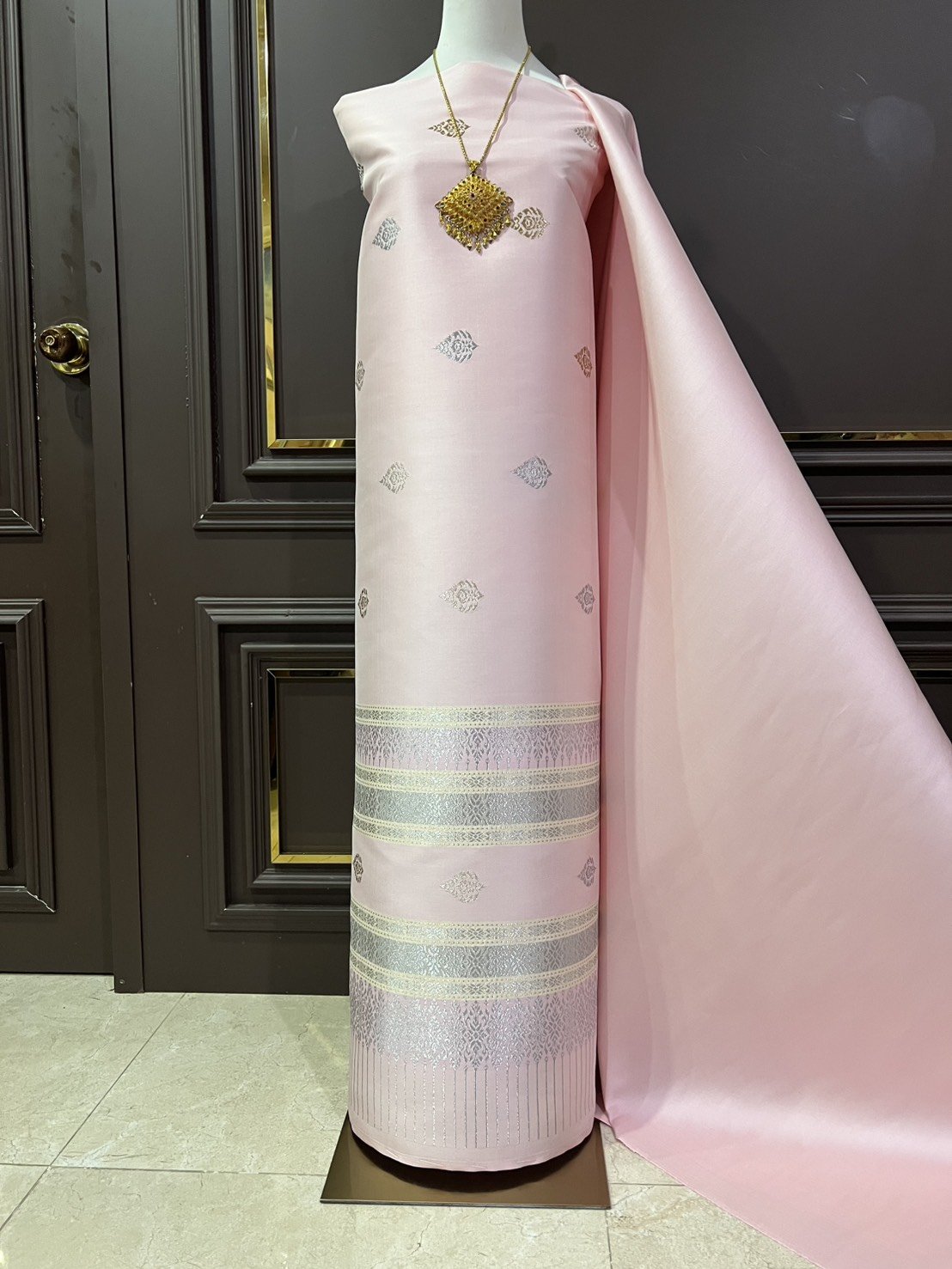 (ผ้าชุด)ผ้าไหมยกดอกลำพูน ดอกลอยดิ้นเงินสลับดิ้นทอง ขนาด 1.02x4.42เมตร ลายใบโพธิ์ พื้นสีชมพูหวาน รหัส N90-29-TR0556