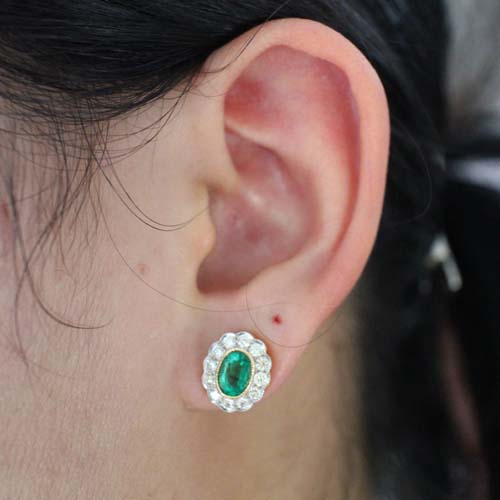 ER25049 ต่างหูมรกตแซมเบียล้อมเพชร เพชรแท้ 24 เม็ด 0.75 กะรัต ทองแท้ 18k นน.รวม 4.2 กรัม มีใบเซอร์ IGL