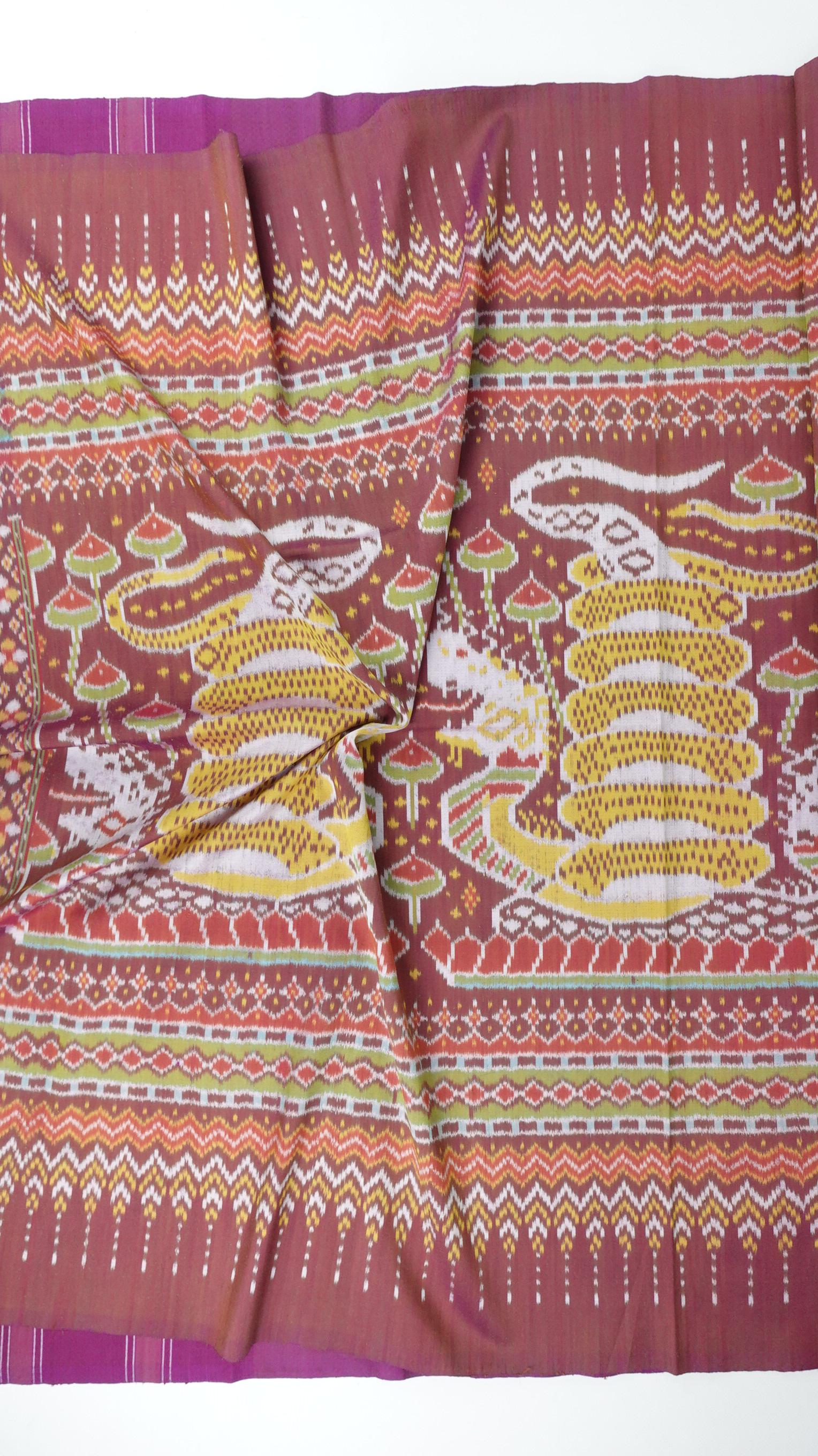 ซิ่น ผ้าไหมมัดหมี่ สีธรรมชาติ 3ตะกอ ทอเหยียบเหาะ มีหน้านาง ชายครุย ขนาด1x2เมตร ลายพญานาค สีน้ำตาลแดง รหัส M3P-33-0224687