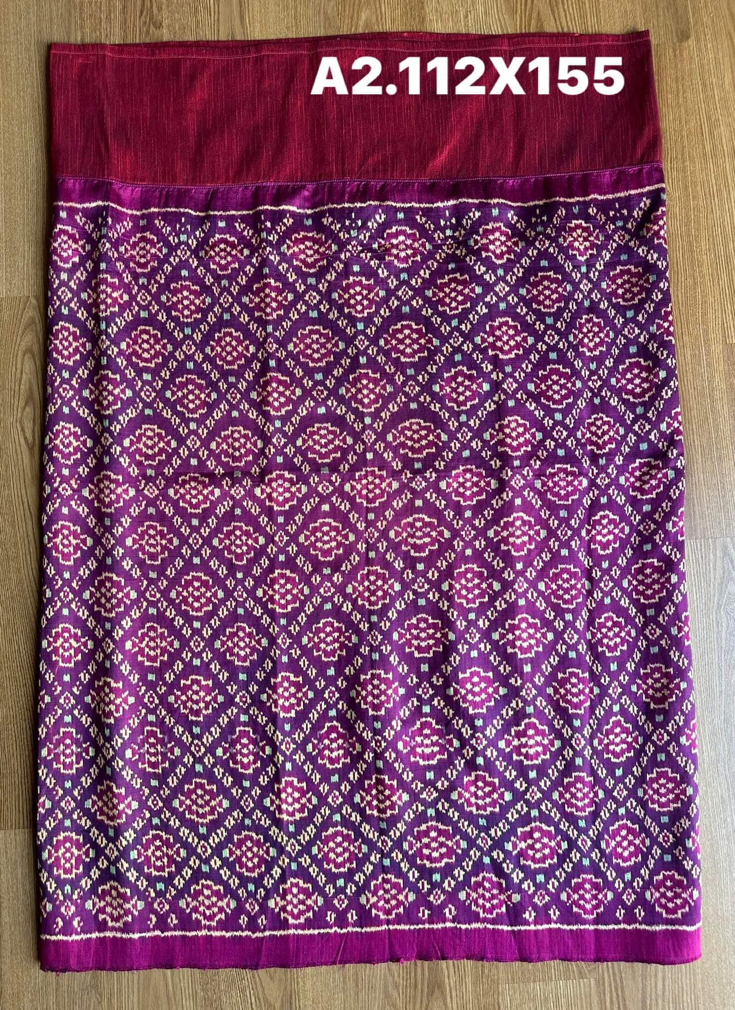 ซิ่น ผ้าซิ่นพระตะบอง สีธรรมชาติ ขนาด 112x155ซม ลายกุหลาบพันปี พื้นสีน้ำหมาก รหัส N9-SIL0602662