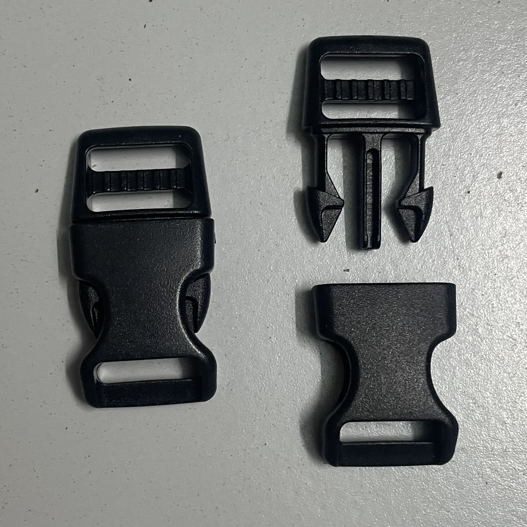 ตัวล็อคก้ามปู ใช้กับสาย 1.5 cm( เหมาะกับใช้ทำตัวล็อคหมวกกันน๊อค,หมวกปั่นจักรยาน )
