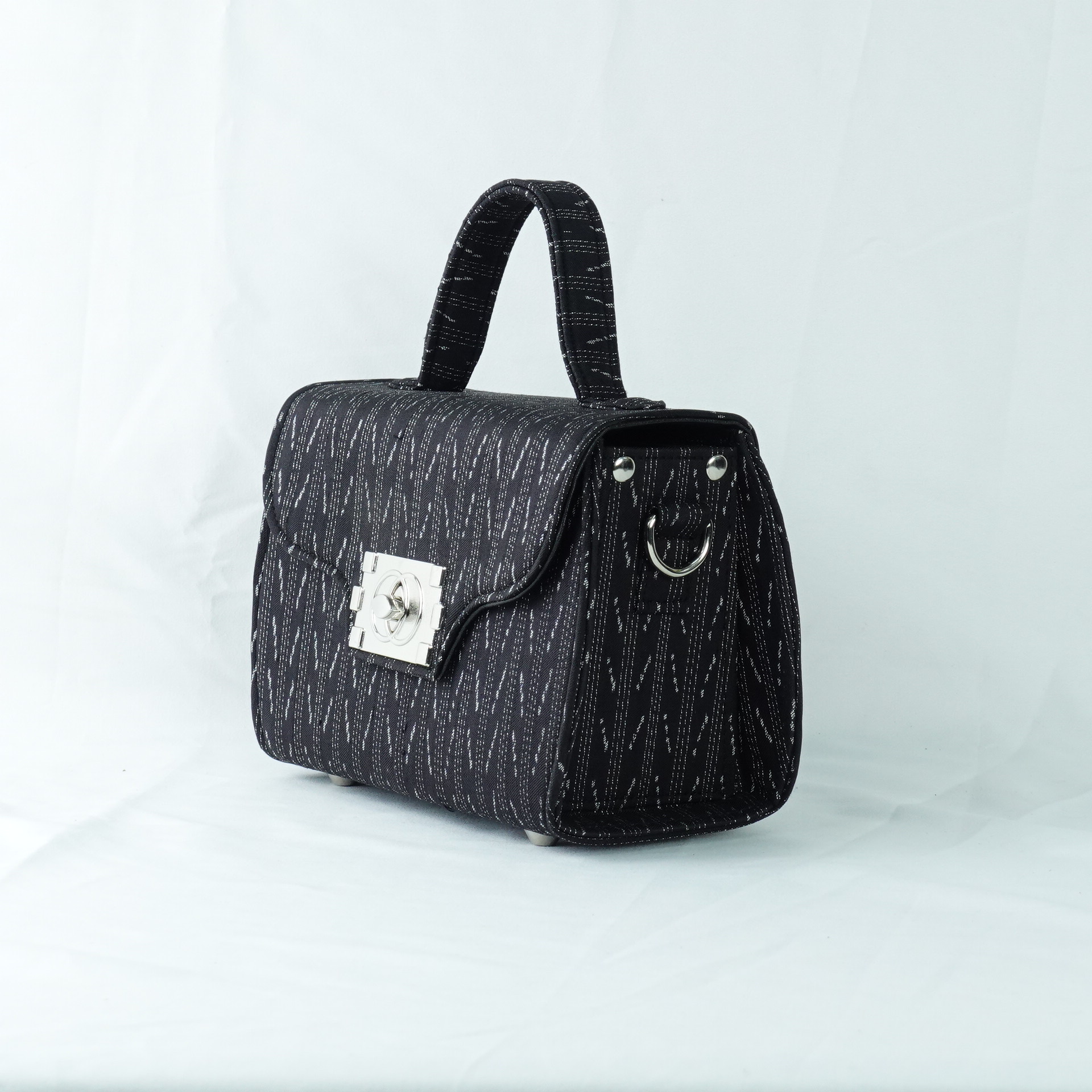 กระเป๋าถือผ้าไหมทรงกล่องฝาพับ ขนาด 21x13x10ซม.ความสูงหูจับ 7ซม. ลายโฮล สีดำ รหัส GLA-TT-060468144