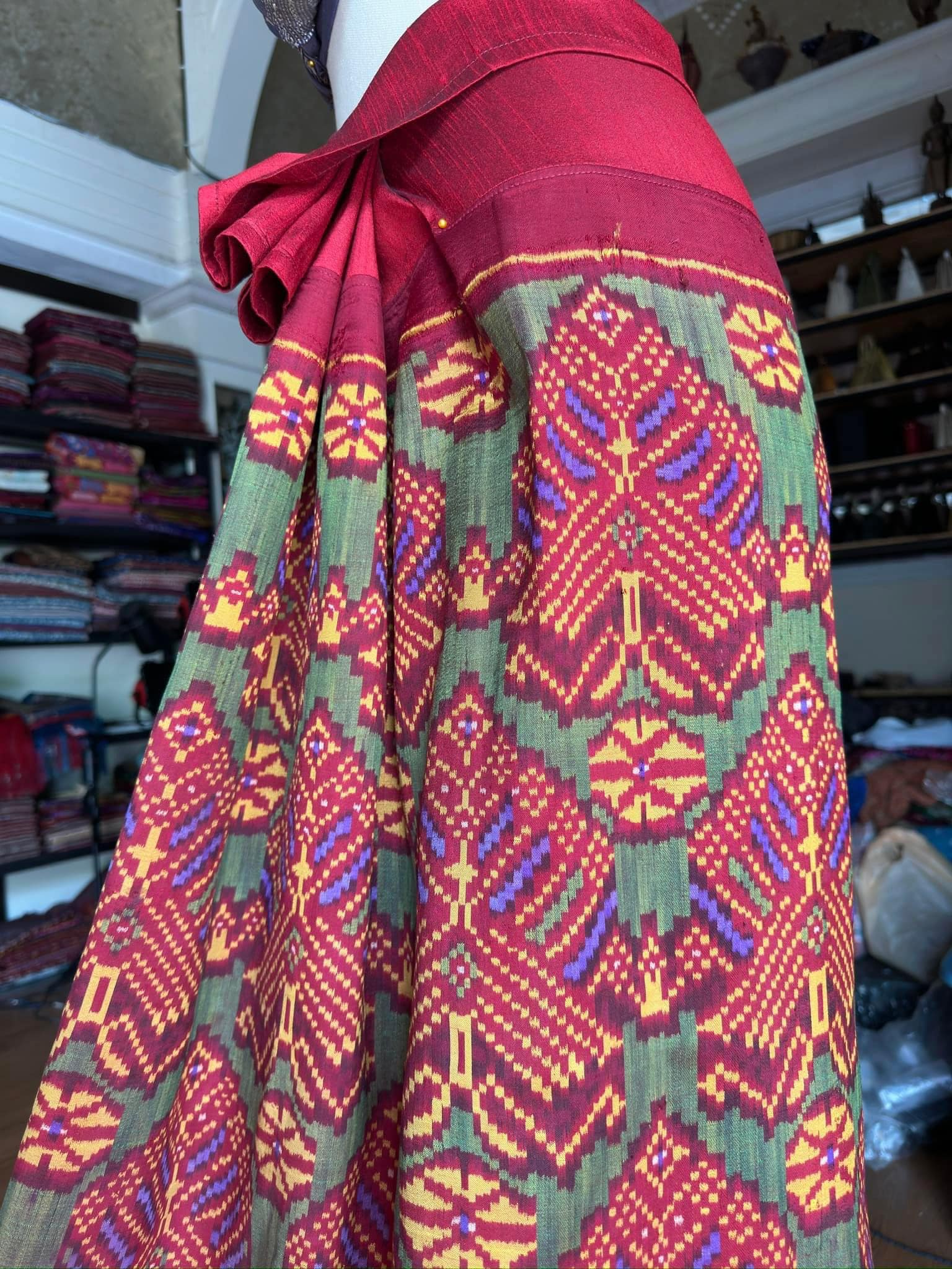 ซิ่น ไหมมัดหมี่รุ่นพิเศษ งานทอ 3ตะกอ ขนาด 116x150ซม สีม่วง รหัส N9-SIL-JA8