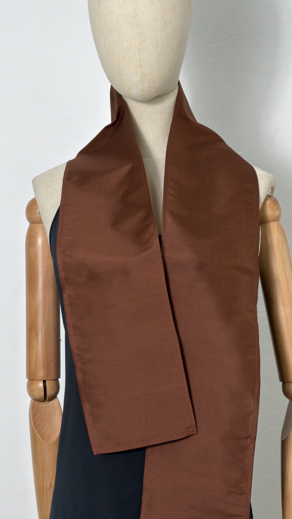 ผ้าพาดไหล่ ผ้าสไบนางรำ เนื้อเรียบ ขนาด 15x200ซม. สีน้ำตาล LW4A-ME