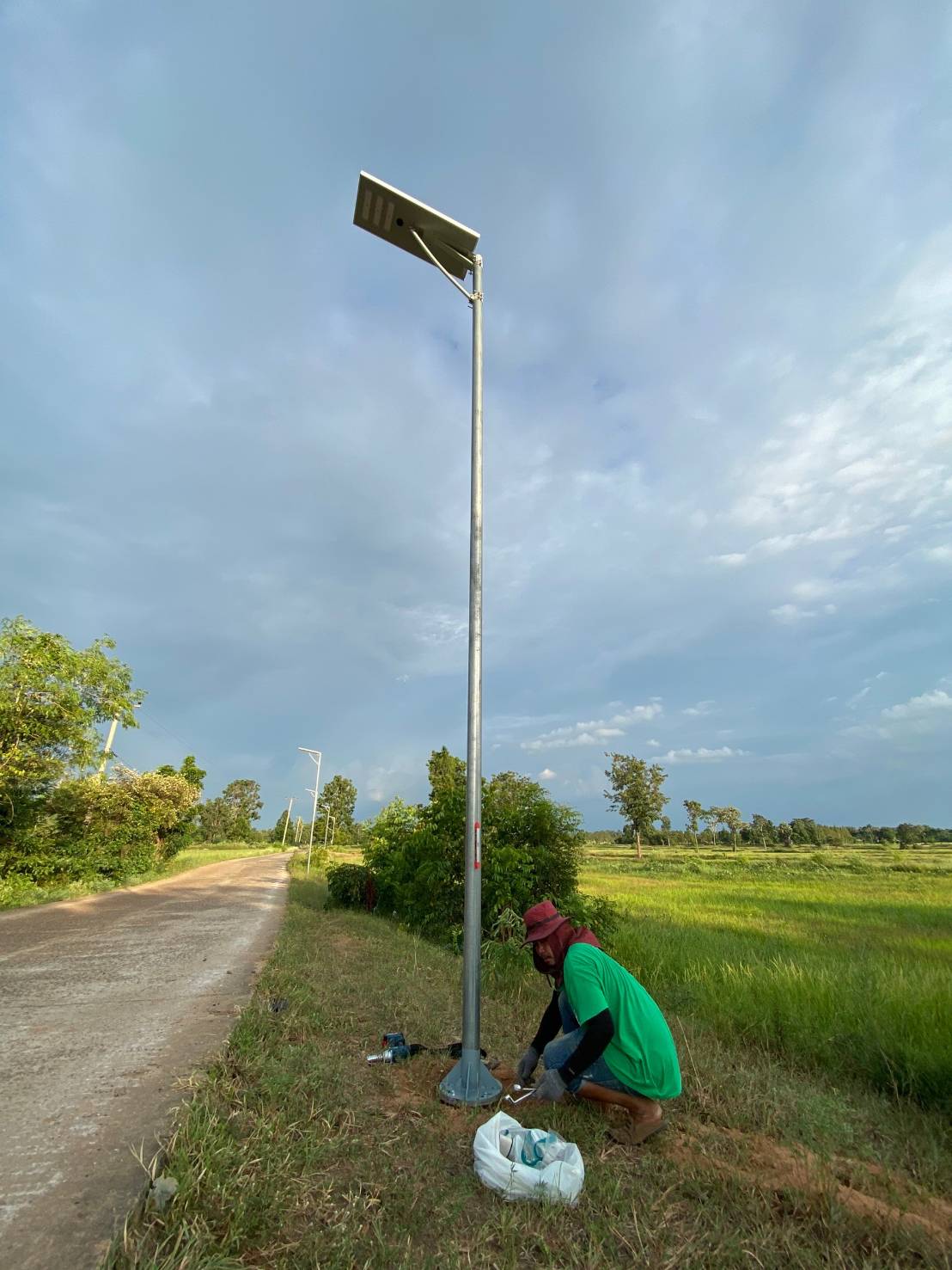 เสาไฟโซล่าเซลล์ พลังงานแสงอาทิตย์ High Brightness กันน้ำฝน IP65 100W สูง 6 เมตร All in one LED | DOS-SA100