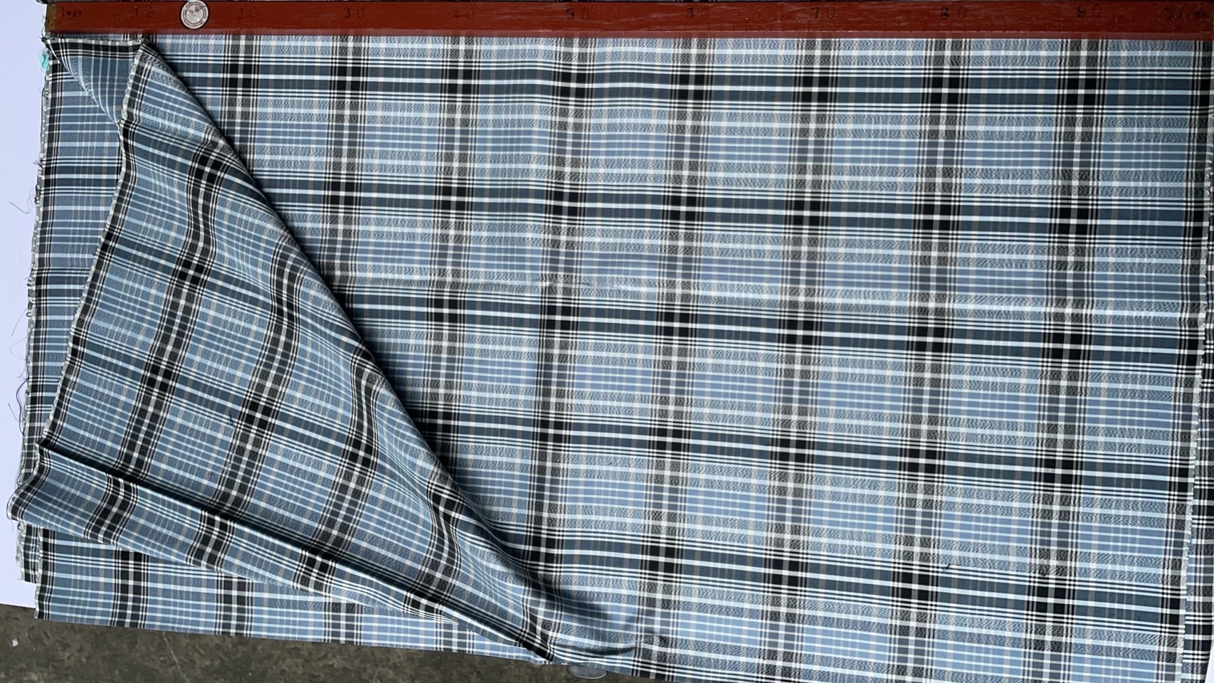 ผ้าไหมลายสก็อต เนื้อเรียบ สีขาวสลับดำ ตัดขายเป็นเมตร รหัส A8-76-P4612