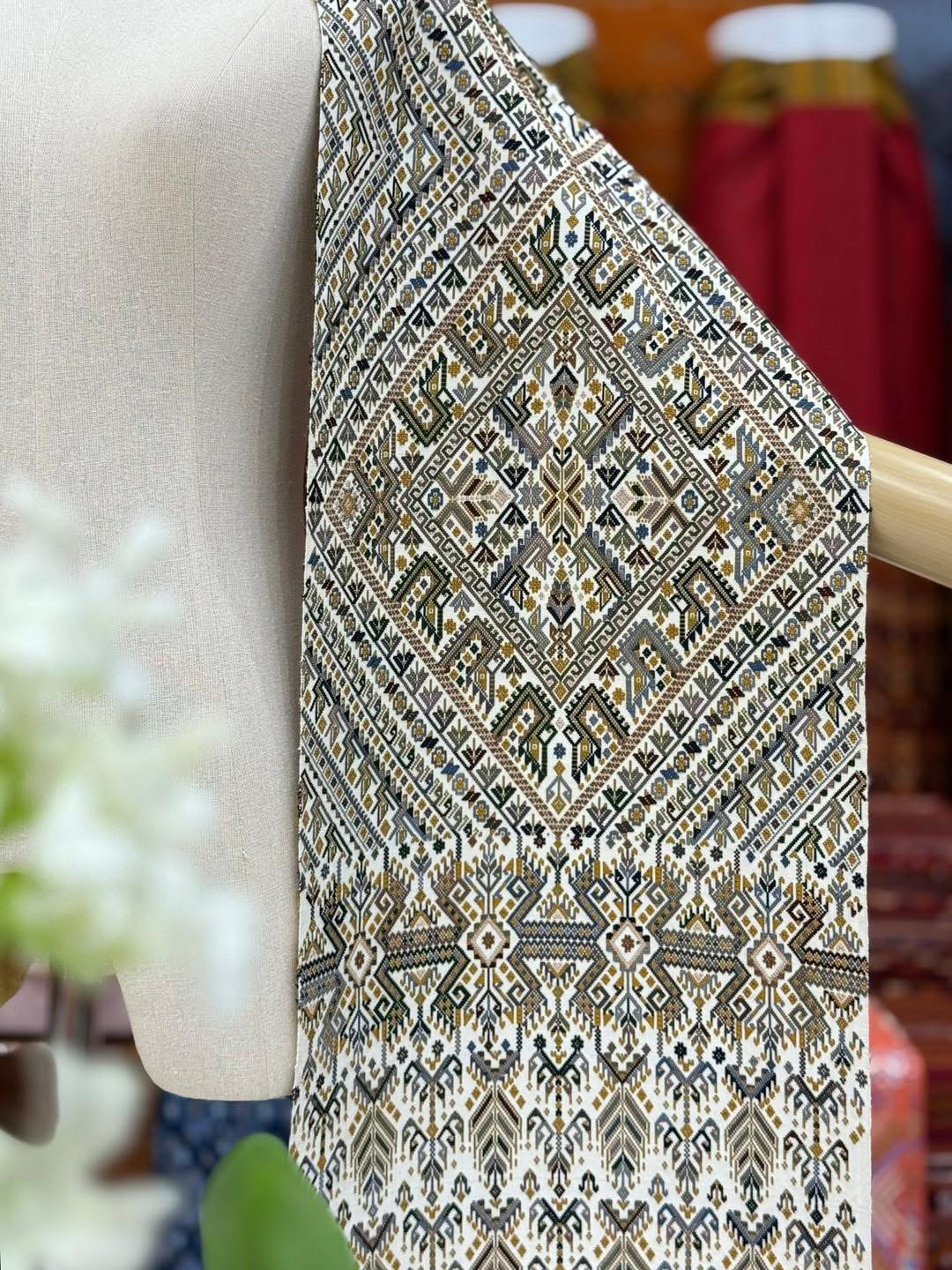 ผ้าพันคอ ไหมแพรวา ไหมแท้ ขนาด 28x243ซม. พื้นสีครีมขาว รหัสZE-BM-1113681