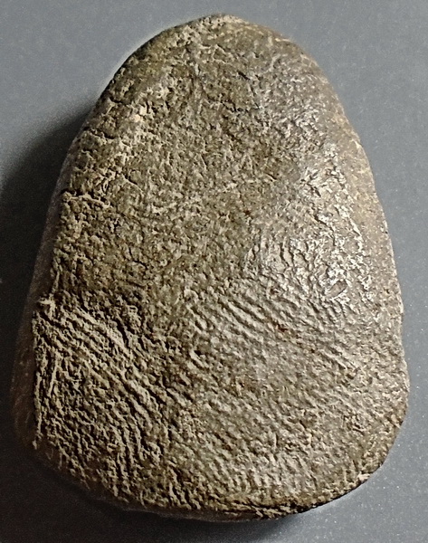 พระร่วงนั่ง เนื้อดิน กรุคลองทรงกระเทียม