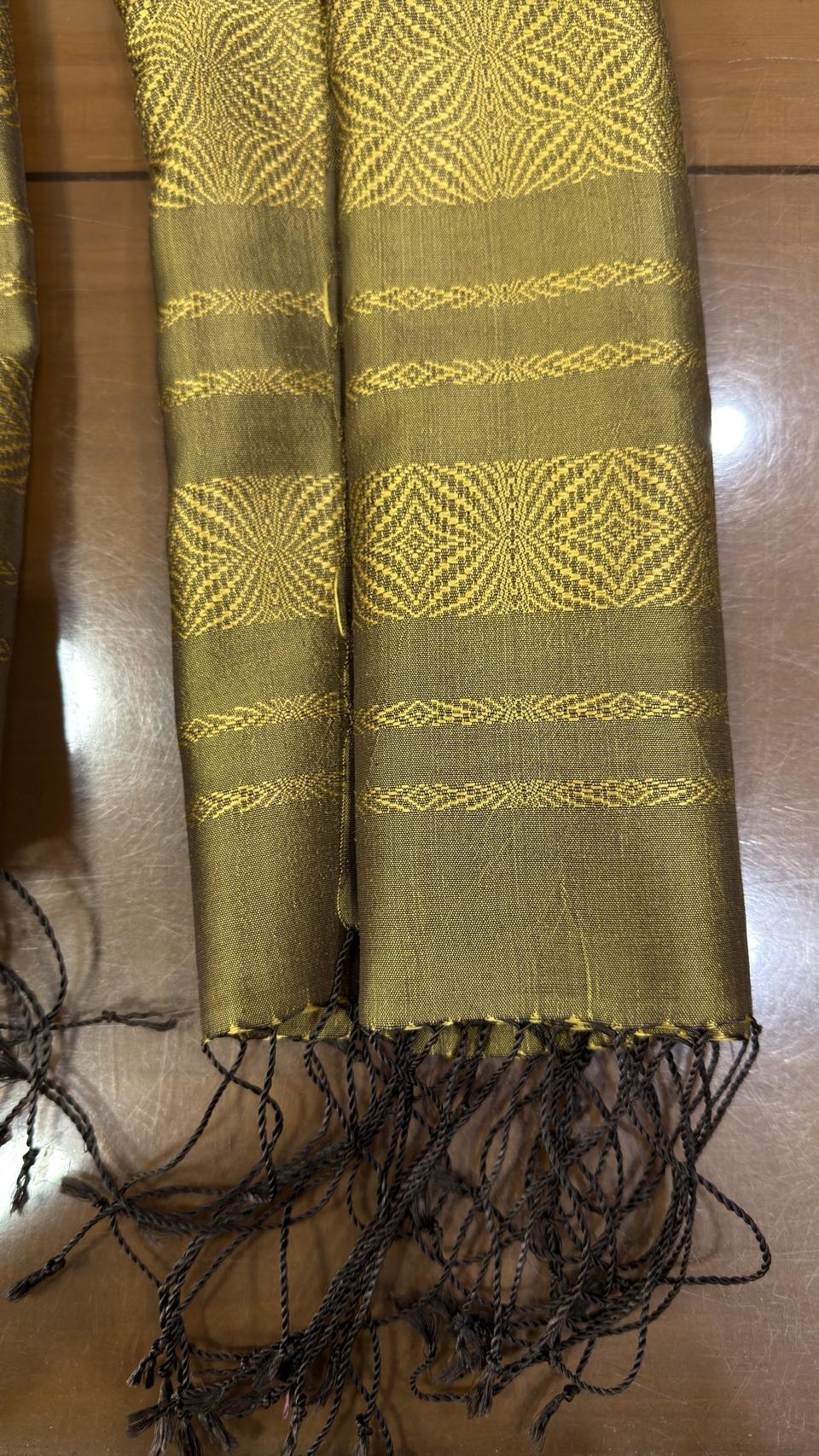 ผ้าคลุมไหล่ผ้าไหม ไหมแท้ ยกดอกลีลาวดี เนื้อละเอียด ขนาด 63x200ซม. สีเหลืองทอง รหัส ZYG-AA-111868173