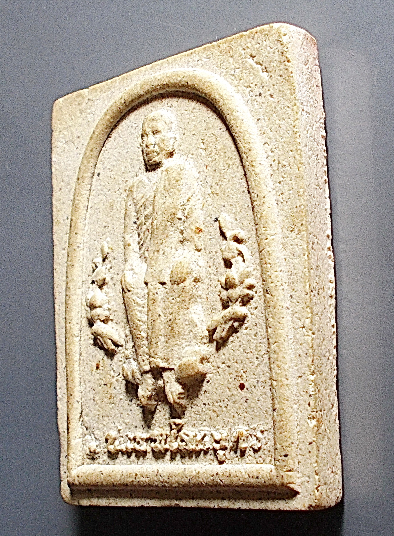 พระผงสี่เหลี่ยม มีซุ้ม ลป.เทพโลกอุดรหลังฝังแร่พลอย