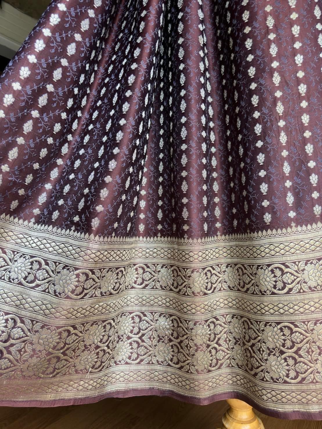 ซิ่น ผ้าปาโตล่า ไหมแท้ มีหน้านาง ขนาด 114x220ซม. พื้นสีม่วงเปลือกมังคุด รหัส N9-SIL-GN13