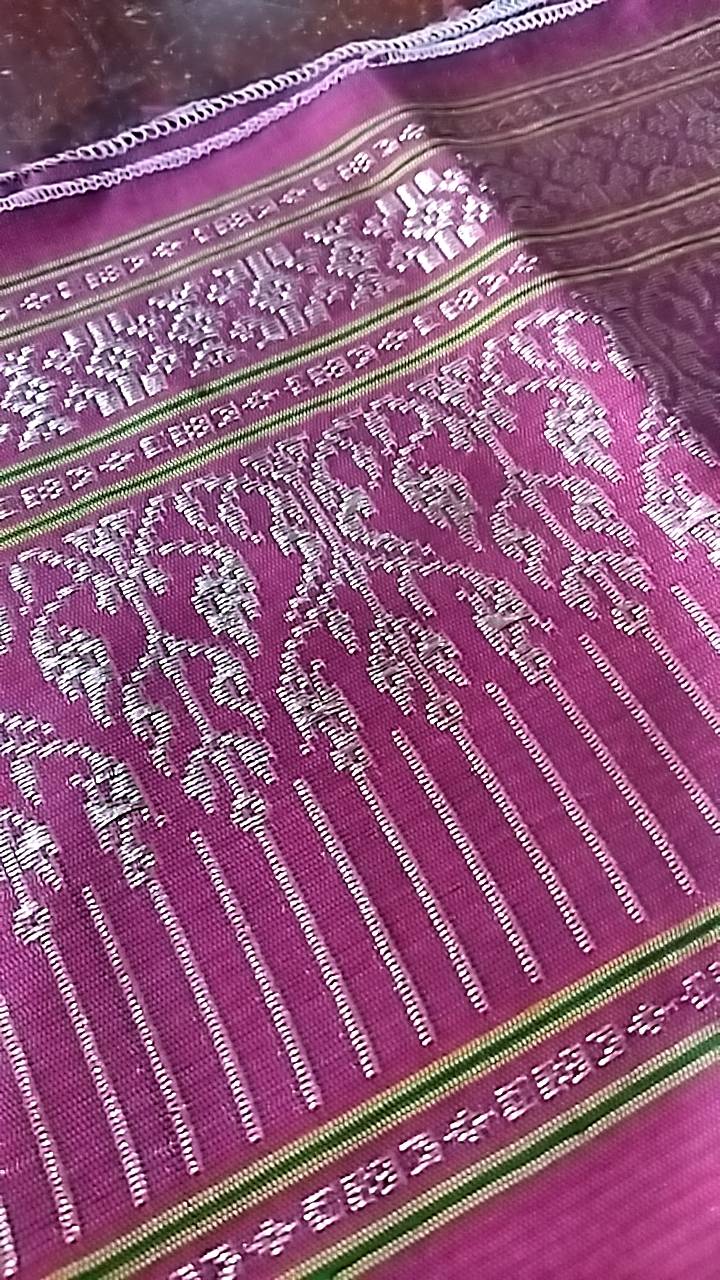 ตีนซิ่นไหม ยกดิ้นสีนาค พื้นสีชมพู รหัส WN-NY-12176712