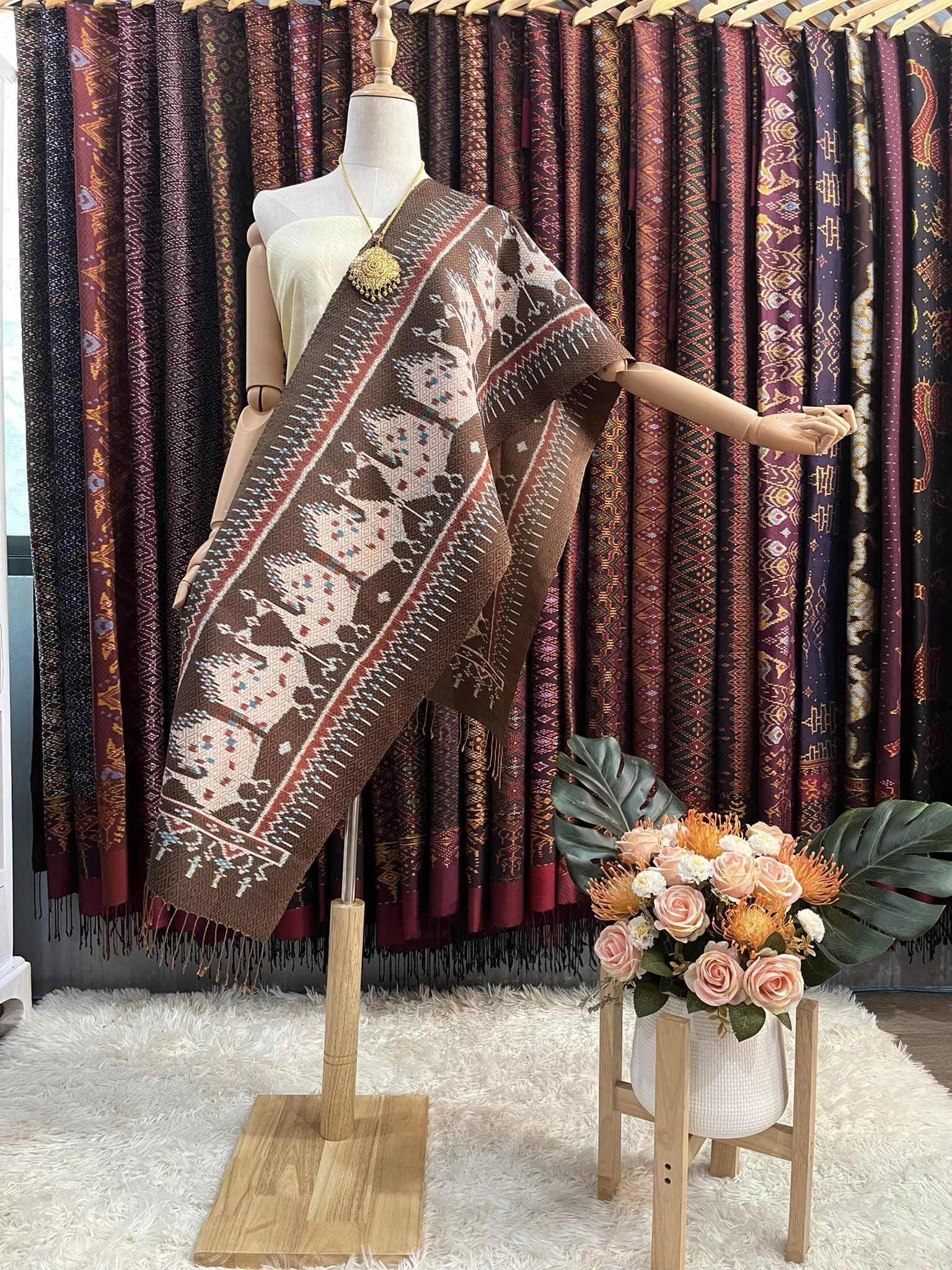 ผ้าพันคอไหม ผ้าไหมทอยกดอก 5ตะกอ ขนาด 35x190ซม.ลายนกยูง มีหน้านางชายครุย พื้นสีน้ำตาล L4E-PS-042467173726