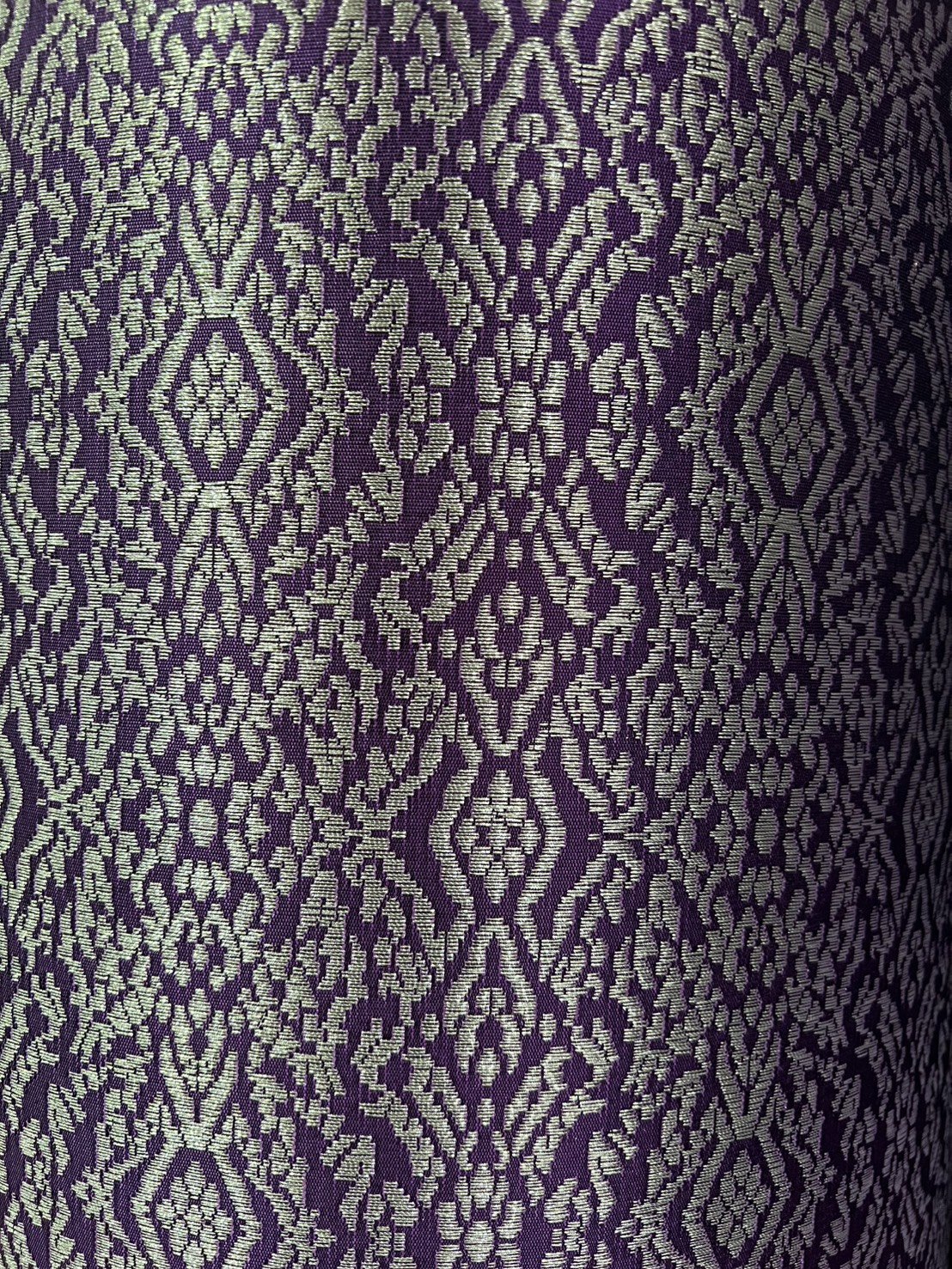 (ผ้าชุด)ผ้าไหมยกดอกลำพูน ยกดอกดิ้นเงิน ขนาด 1.03x4.40เมตร ลายอินเดีย พื้นสีม่วงพระเทพ รหัส N90-29-TR0534