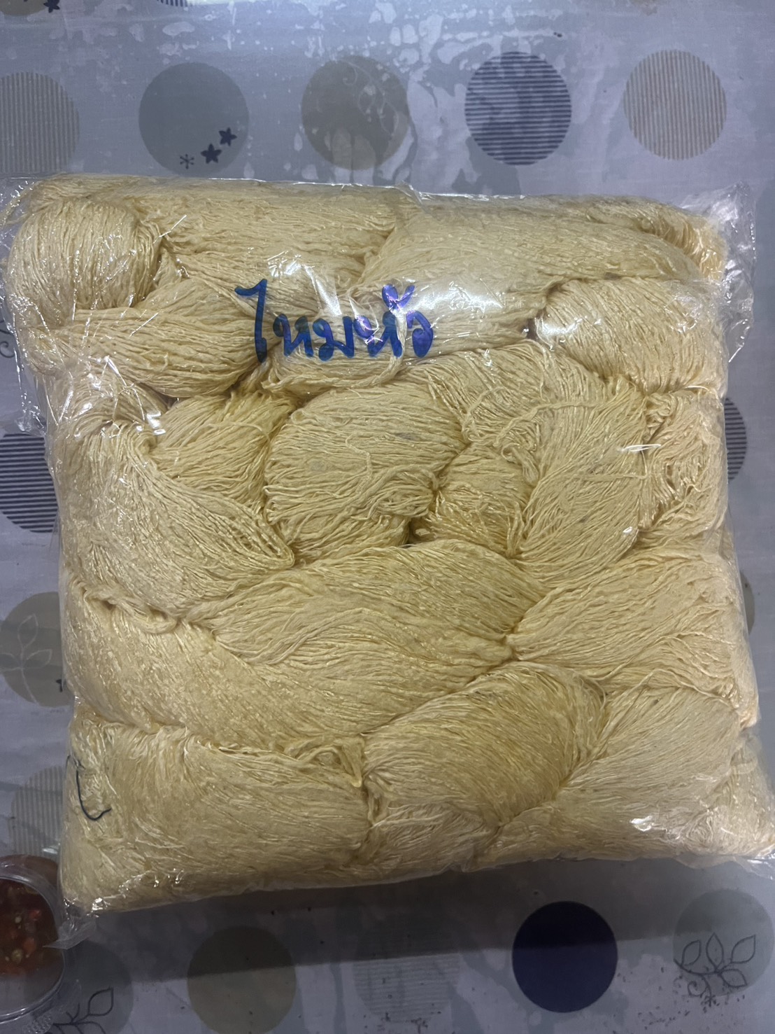 เส้นไหมหัว (จากไหมดิบน้ำหนัก 1 กิโลกรัม) ฟอกกาวแล้ว สีครีมเหลือง