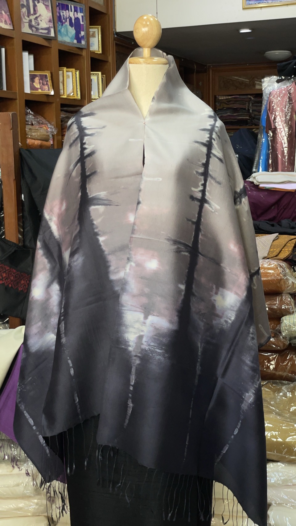 ผ้าคลุมไหล่ผ้าไหม สไลด์สี เนื้อเรียบ ขนาด 60x200ซม. สีเทา-สีดำ รหัส ZYE-AA-1114683