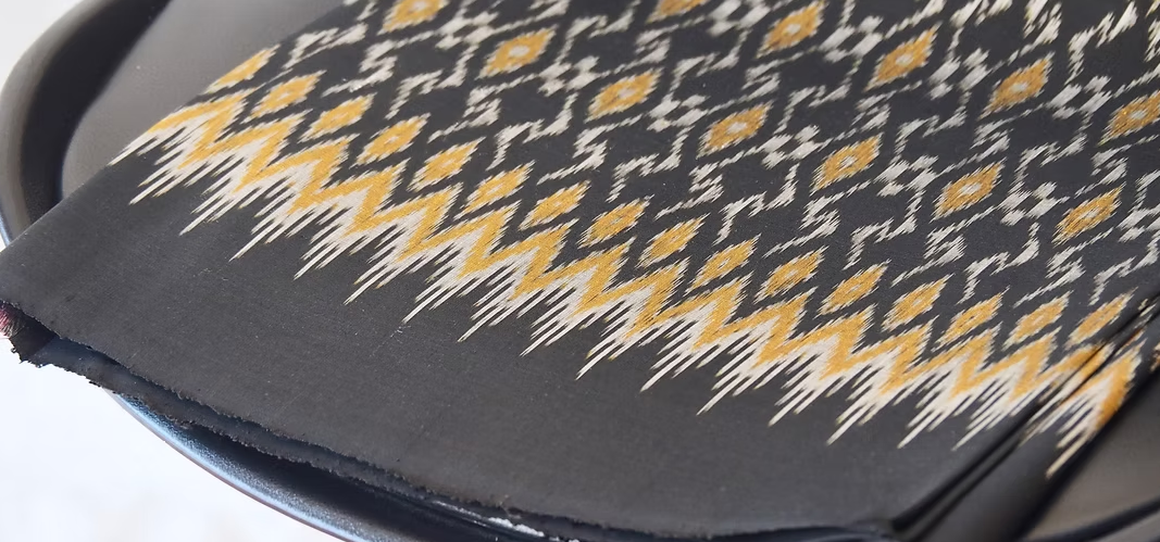 ซิ่น ผ้าไหมมัดหมี่ ไหมบ้าน ขนาด 1x2หลา พื้นสีดำเขียว รหัส CISP-CT-103032