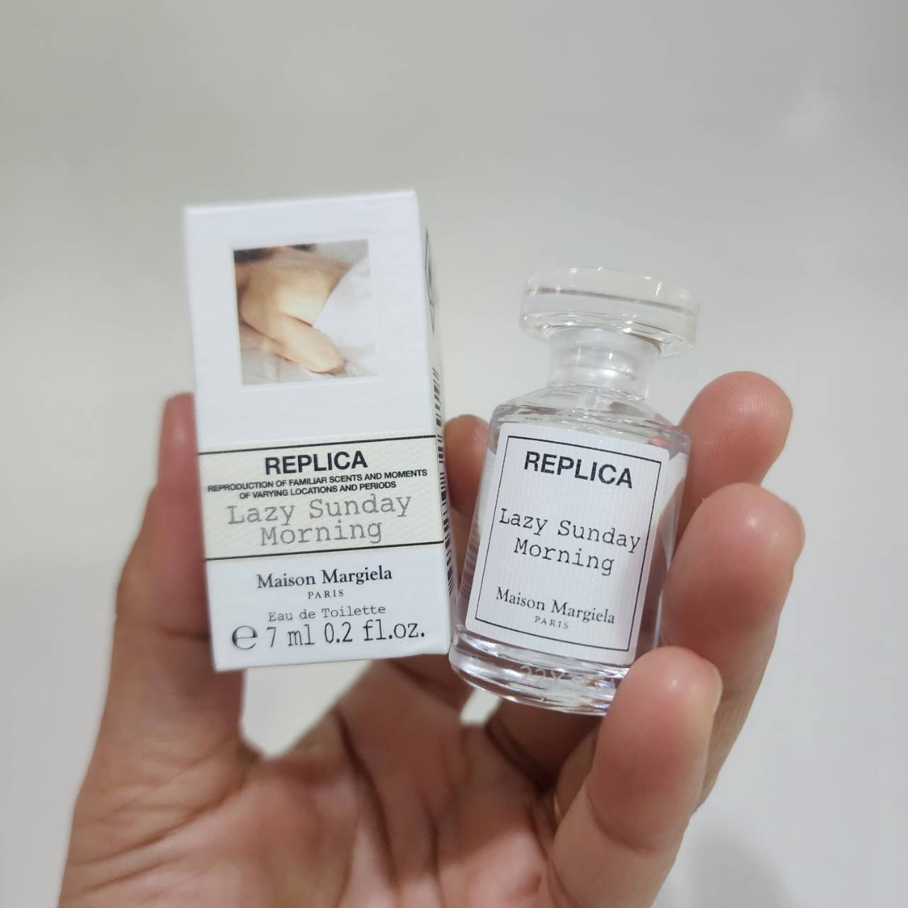 น้ำหอมจิ๋วมินิ Maison Margiela Replica Replica Lazy Sunday Morning 7ml แบบแต้มมีกล่อง ( Mini Perfume น้ำหอมขนาดพกพา) น้ำหอมจิ๋วมินิ ขวดน่ารัก ตั้งโชว์ก็สวย พกพาก็สะดวก หัวแต้มตามจุดชีพจร