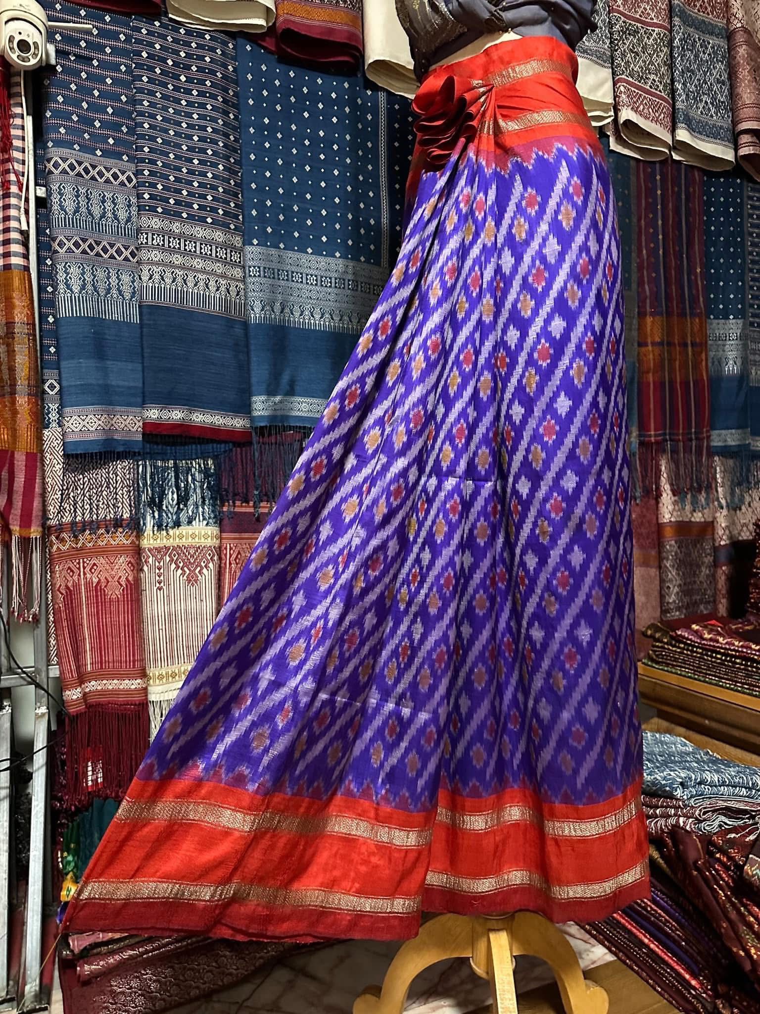 ซิ่น ไหมมัดหมี่ ผ้าปาโตล่า ขนาด 116x215ซม. ท้องผ้าสีม่วงเชิงส้ม รหัส N9-SIL-051768A27