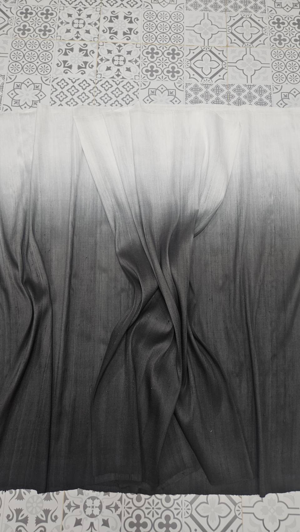 ผ้าไหมย้อมสไลด์สี ไหมบ้านทอมือ 2ตะกอ สีดำ-สีขาว เลือกขนาด รหัส BT-TT-1030682