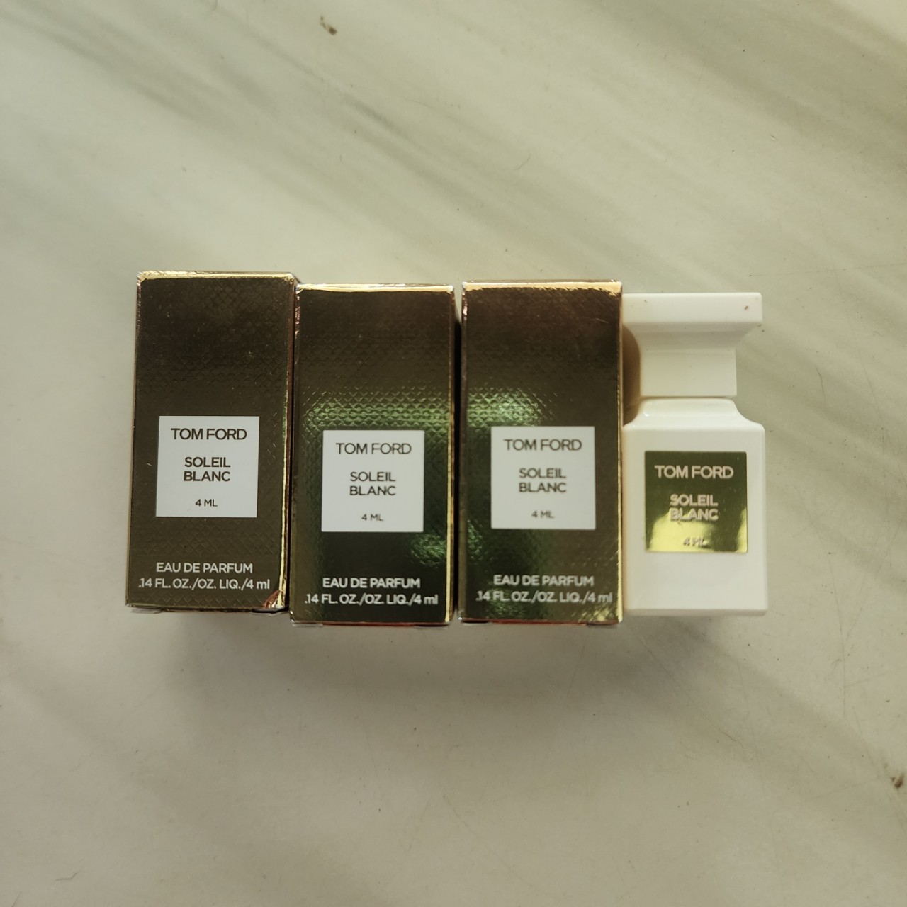 น้ำหอมจิ๋วมินิ Tom Ford Soleil Blanc EDP 4ml แบบแต้มมีกล่อง ( Mini Perfume น้ำหอมขนาดพกพา) น้ำหอมจิ๋วมินิ ขวดน่ารัก ตั้งโชว์ก็สวย พกพาก็สะดวก หัวแต้มตามจุดชีพจร