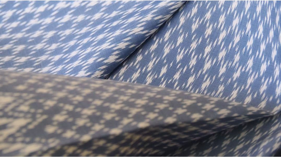 ซิ่น ผ้าไหมมัดหมี่ ไหมบ้าน ขนาด 1x2หลา พื้นสีฟ้าเทา รหัส CISP-CT-102540