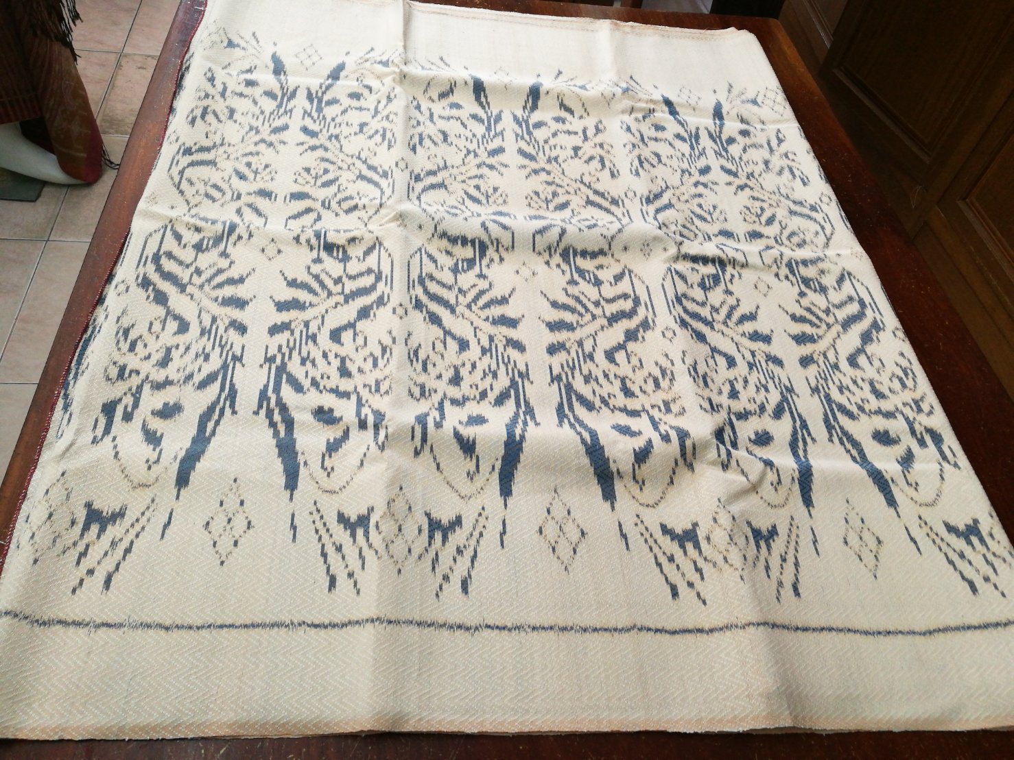 (ผ้าชุด)ผ้าไหมมัดหมี่ยกดอก 6ตะกอ (ผ้าลาย 2เมตร+สีพื้น 2เมตร) สีครีม รหัส L8A-NY0616662