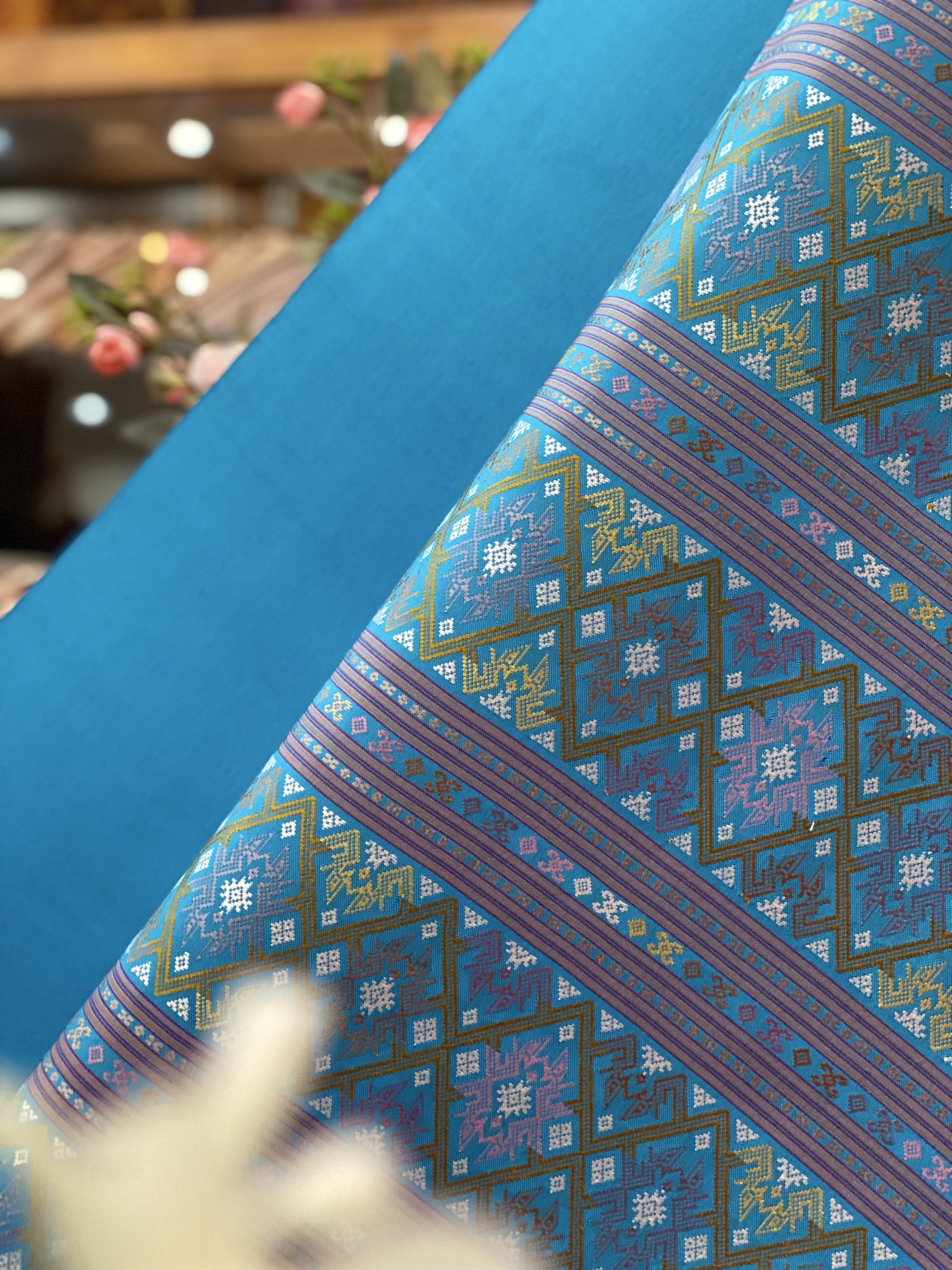 (ผ้าชุด)ไหมแพรวา ตัดชุดลายเกาะจกขิด ขนาด 63x500ซม (ลาย 2.3เมตร+สีพื้น 2.7เมตร) พื้นสีฟ้า รหัส P10-BM-1017680955