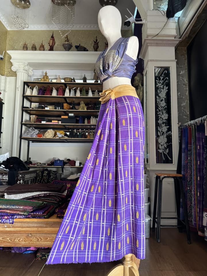 โสร่ง ไหมบ้าน ย้อมสีธรรมชาติ ขนาด 112x190ซม พื้นสีม่วง รหัส N9-SIL-VR3