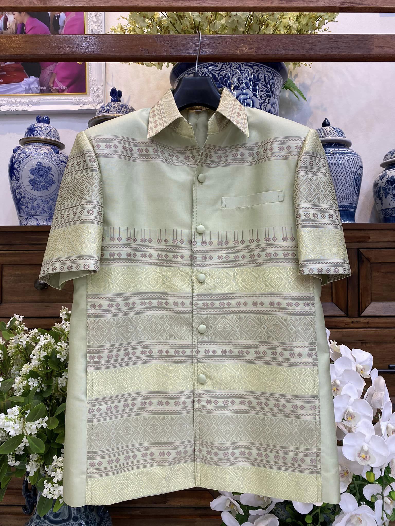 เสื้อสูทไหมแพรวา แขนสั้น พื้นสีเขียวอมเหลืองทอง เลือกไซส์ รหัส DR-BM09296611004