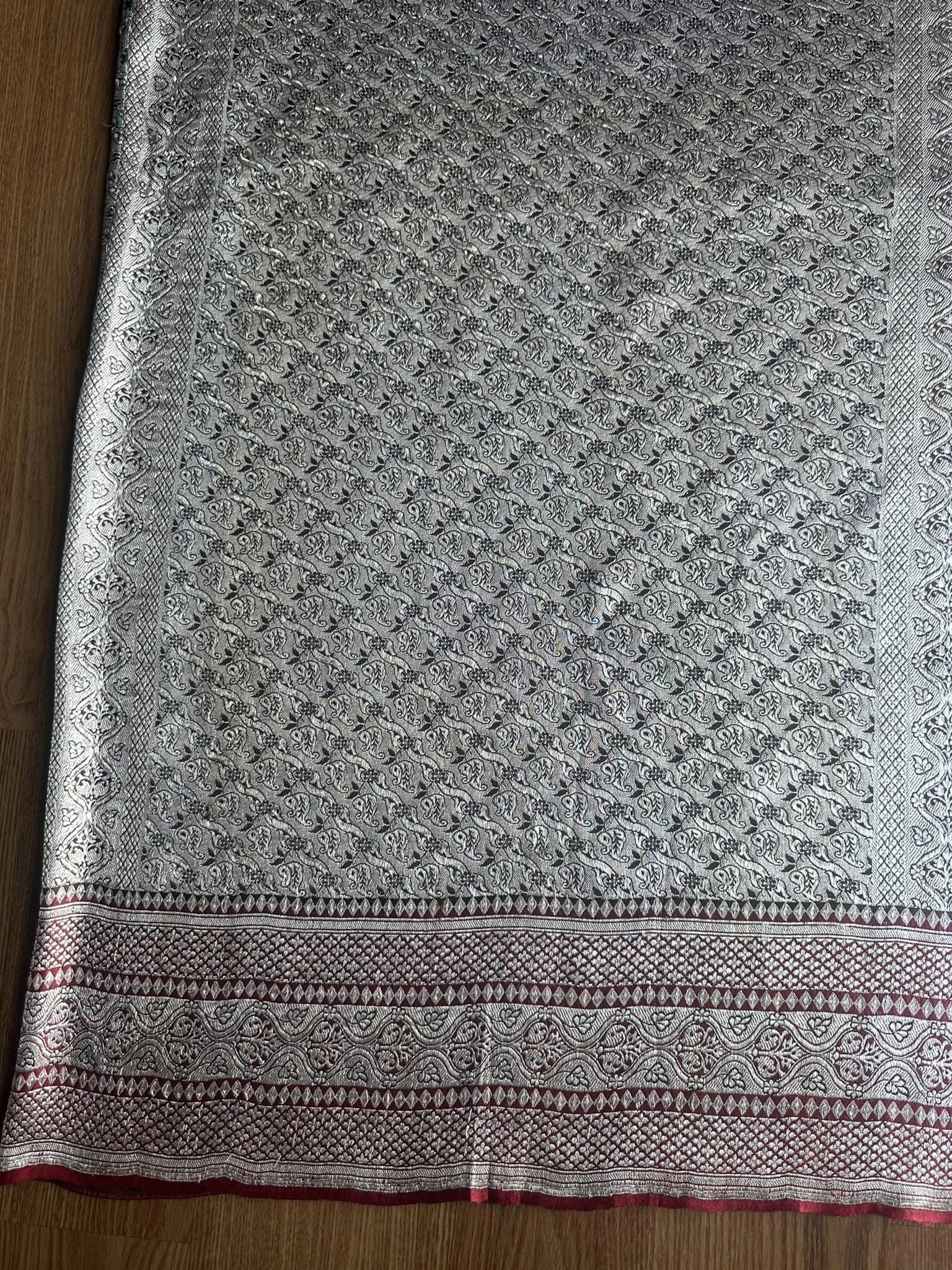 ซิ่น ผ้าปาโตล่ายกเงิน เส้นยืนไหมแท้ ขนาด 108x220ซม มีหน้านาง พื้นสีส้ม-เขียว รหัส N9-SIL0523661