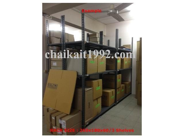 ชั้นเหล็กฉากเสาใหญ่วางของพื้นปูแผ่นเหล็ก