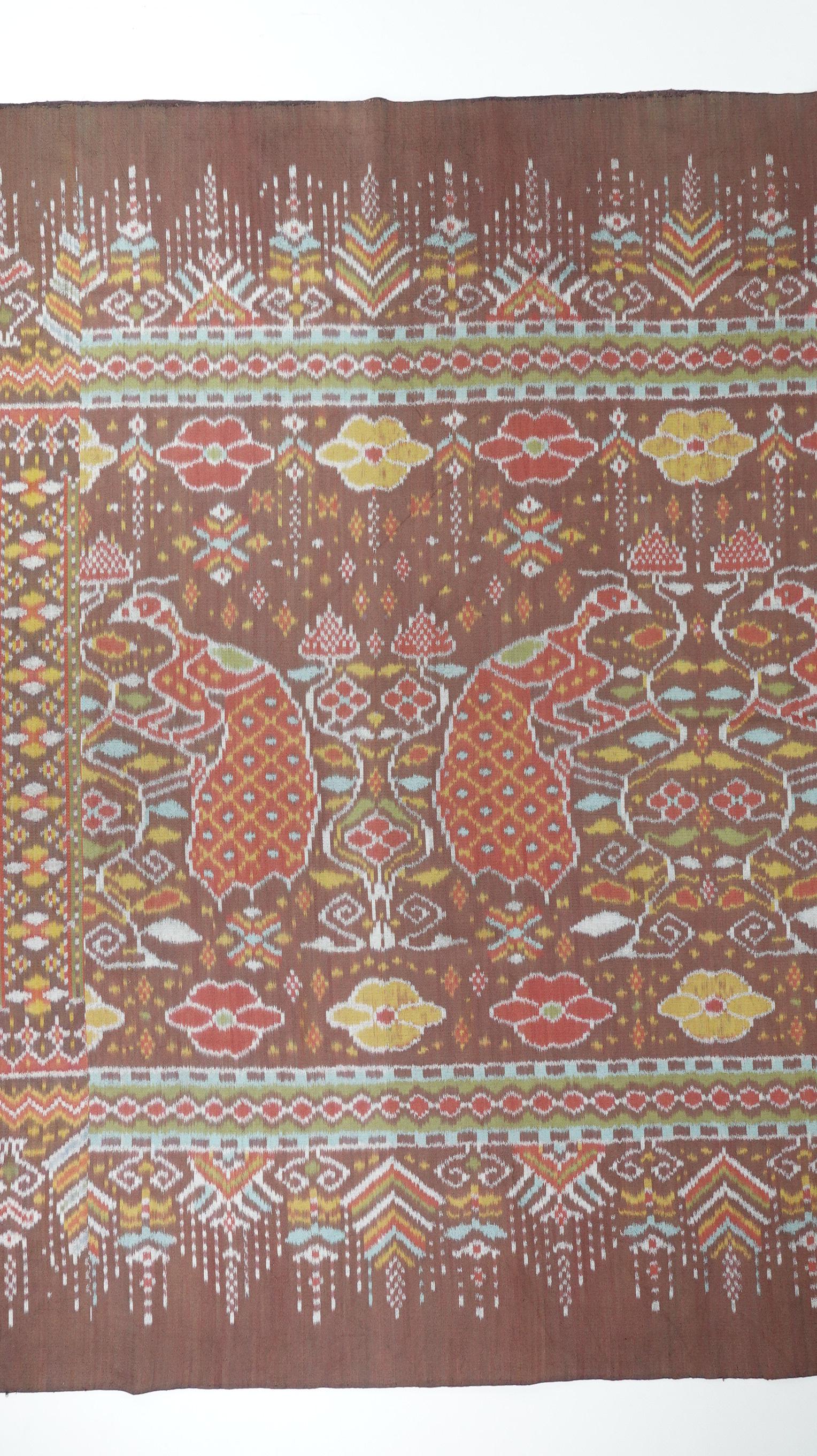 ซิ่น ผ้าไหมมัดหมี่ สีธรรมชาติ 3ตะกอ ทอเหยียบเหาะ มีหน้านาง ชายครุย ขนาด1x2เมตร ลายนกยูง สีน้ำตาลเทา รหัส M3P-33-0224682