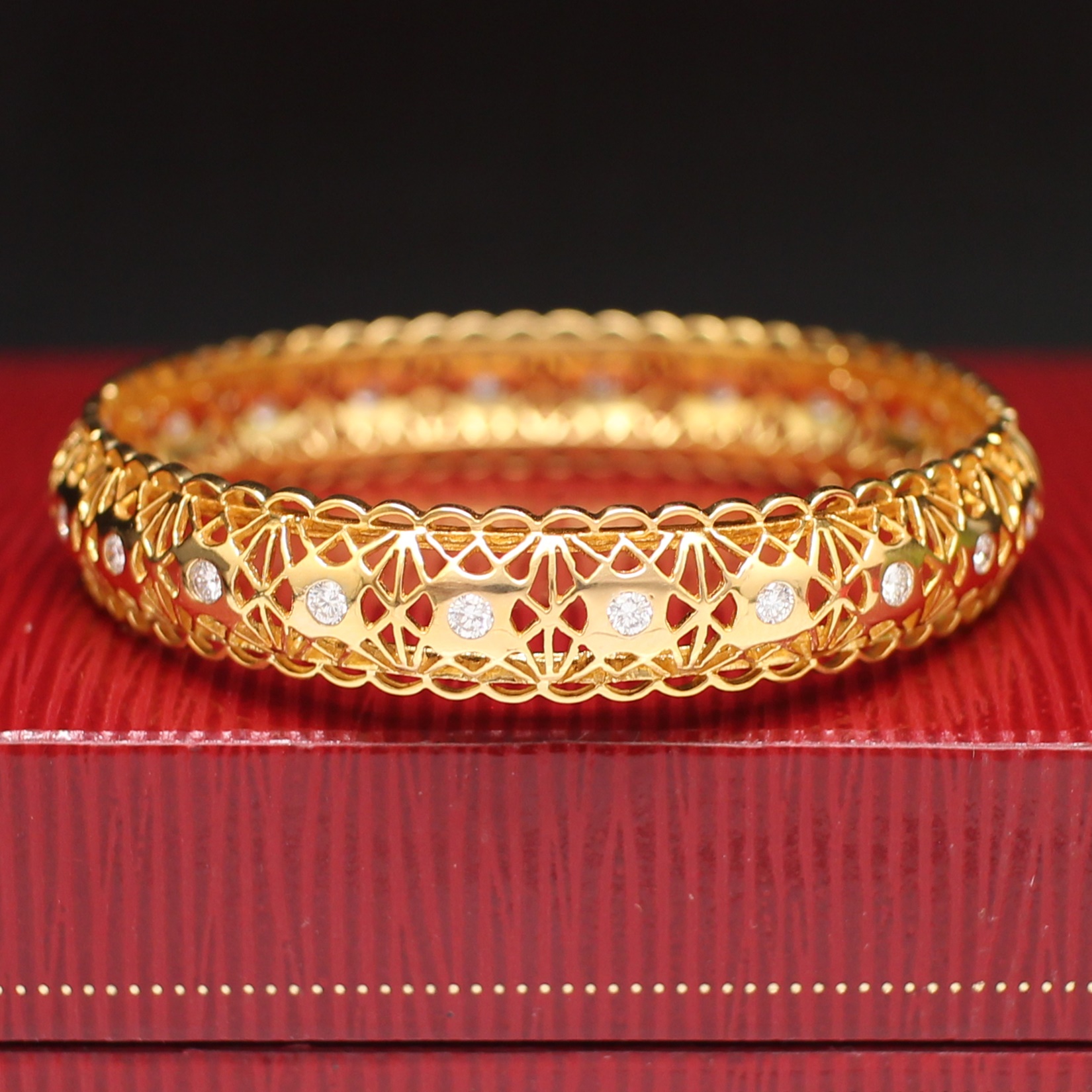 BL25126 กำไลเพชรฉลุลาย เพชรแท้ 22 เม็ด 1.10 กะรัต ทองแท้ 90% นน.รวม 20.8 กรัม เส้นผ่านศูนย์กลาง 5.3 ซม.