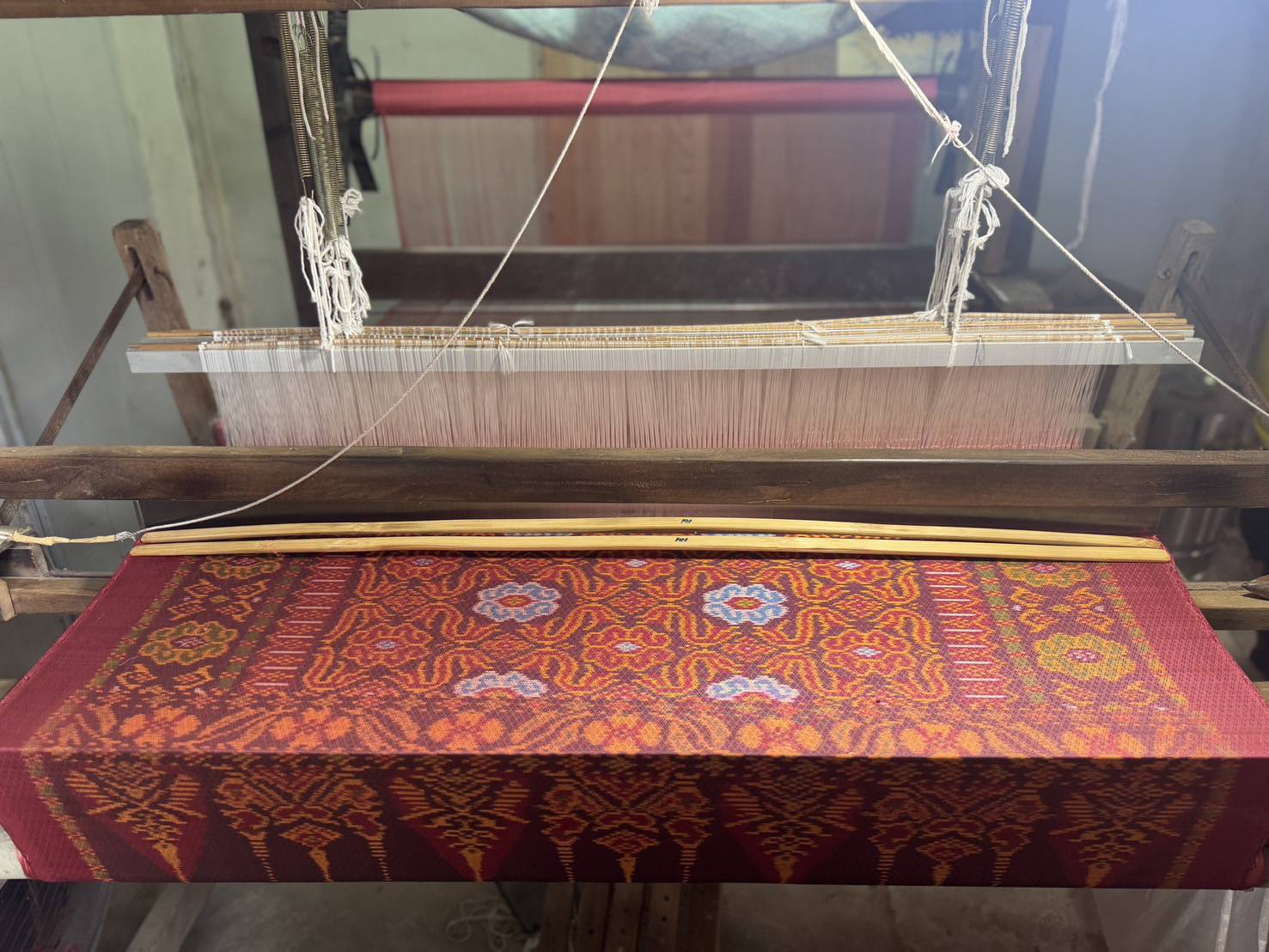 ผ้าไหมมัดหมี่ยกดอกพริกไทย ไหมบ้าน มีหน้านาง ชายครุย ขนาด 1x2เมตร ลายนาคน้อย สีแดง จากกี่บ้านคุณยายฐิสดา