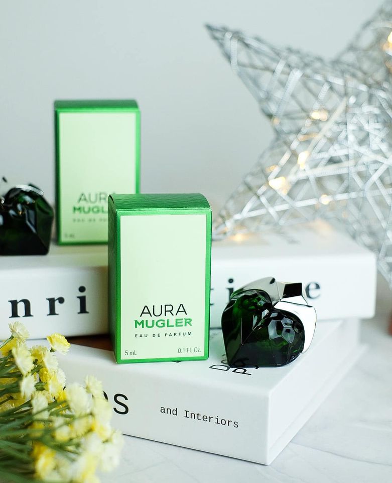 น้ำหอมจิ๋วมินิ Thierry Mugler Aura edp (EAU DE PARFUM) 5ml แบบแต้มมีกล่อง ( Mini Perfume น้ำหอมขนาดพกพา) น้ำหอมจิ๋วมินิ ขวดน่ารัก ตั้งโชว์ก็สวย พกพาก็สะดวก หัวแต้มตามจุดชีพจร