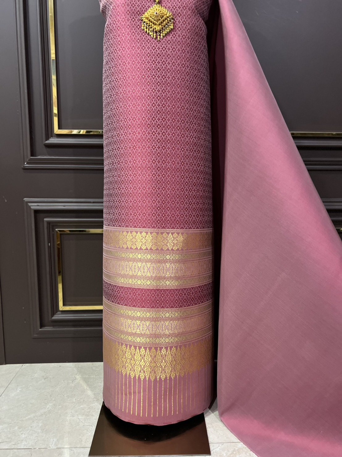 (ผ้าชุด)ผ้าไหมยกดอกลำพูน เกาะเชิงดิ้นทอง ขนาด 1.02x4.43 เมตร ลายพิกุลมงกฎ พื้นสีแดงปูนแห้ง รหัส N90-29-TR0507