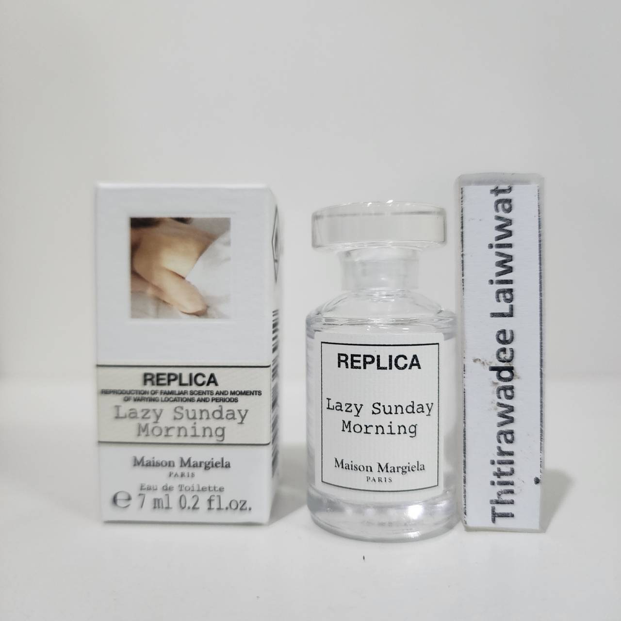 น้ำหอมจิ๋วมินิ Maison Margiela Replica Replica Lazy Sunday Morning 7ml แบบแต้มมีกล่อง ( Mini Perfume น้ำหอมขนาดพกพา) น้ำหอมจิ๋วมินิ ขวดน่ารัก ตั้งโชว์ก็สวย พกพาก็สะดวก หัวแต้มตามจุดชีพจร