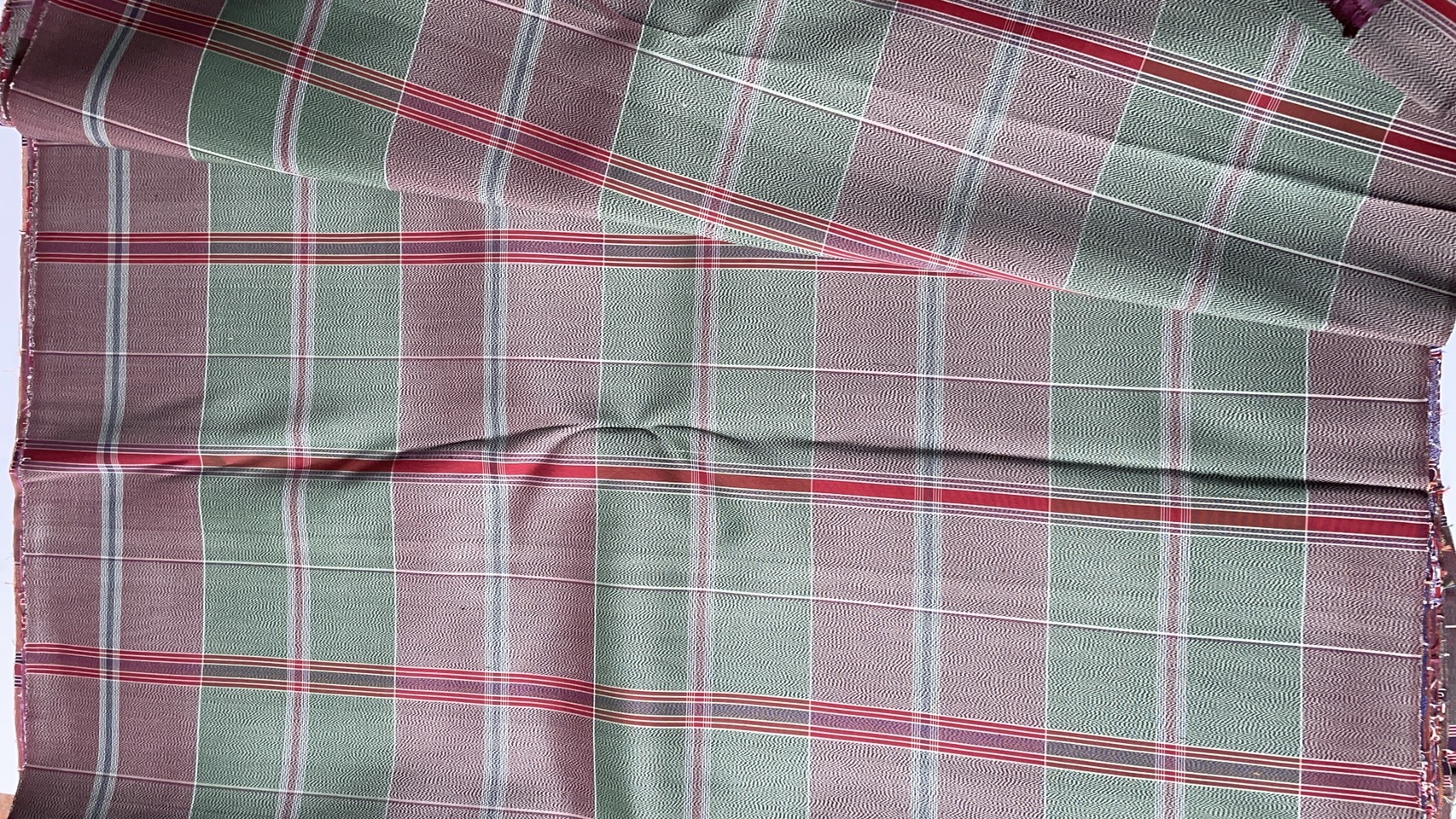 ผ้าไหมโสร่ง ไหมแท้ หางกระรอก สีเขียวสลับคละสี ขายตามความยาวเมตร รหัส R1B-76-092668161